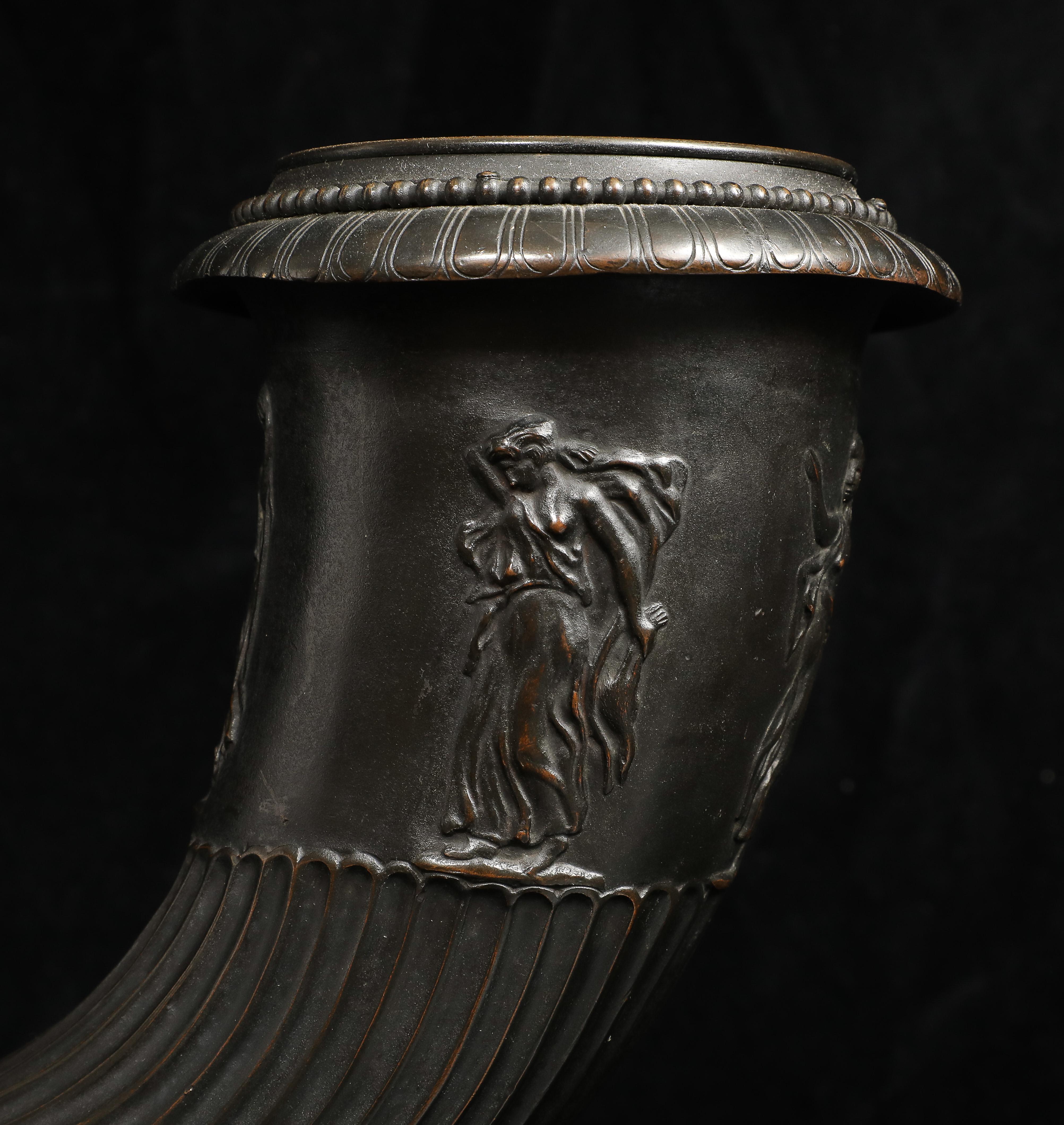 Un Rhyton in bronzo patinato del Grand Tour italiano con cavallo alato su base in marmo in vendita 1