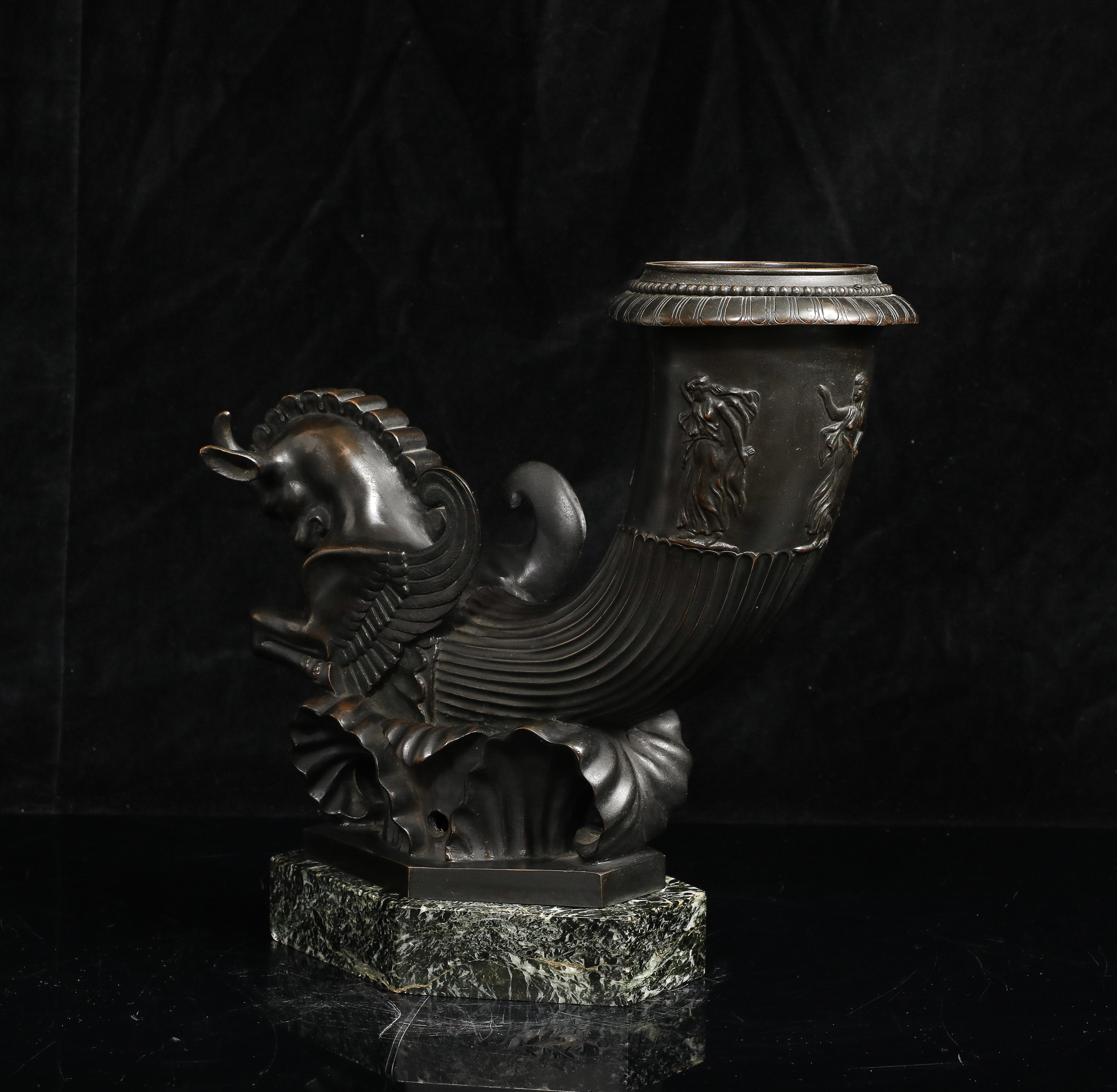 Un Rhyton in bronzo patinato del Grand Tour italiano con cavallo alato su base in marmo in vendita 2