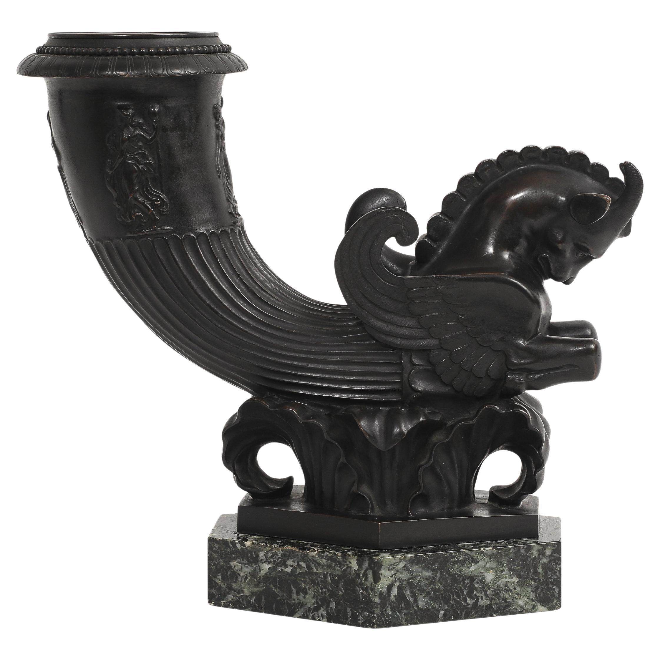 Un Rhyton in bronzo patinato del Grand Tour italiano con cavallo alato su base in marmo in vendita