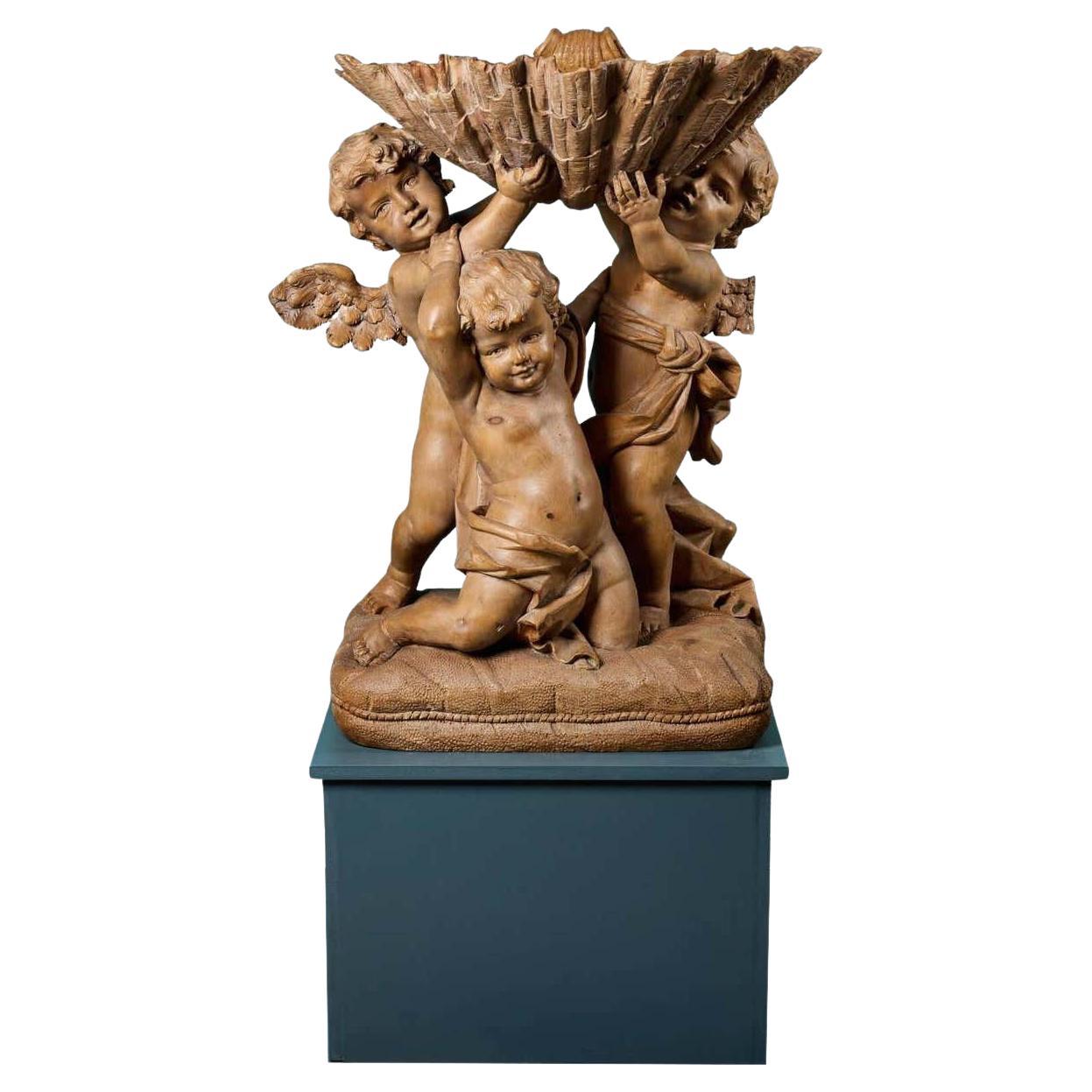 Eine italienische handgeschnitzte Putti-Statue aus Kiefer im Angebot