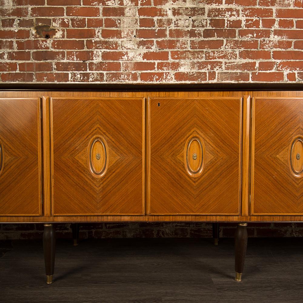 Mid-Century Modern Italian La Permanente Mobili Cantu Walnut Inlay Sideboard, circa 1945.