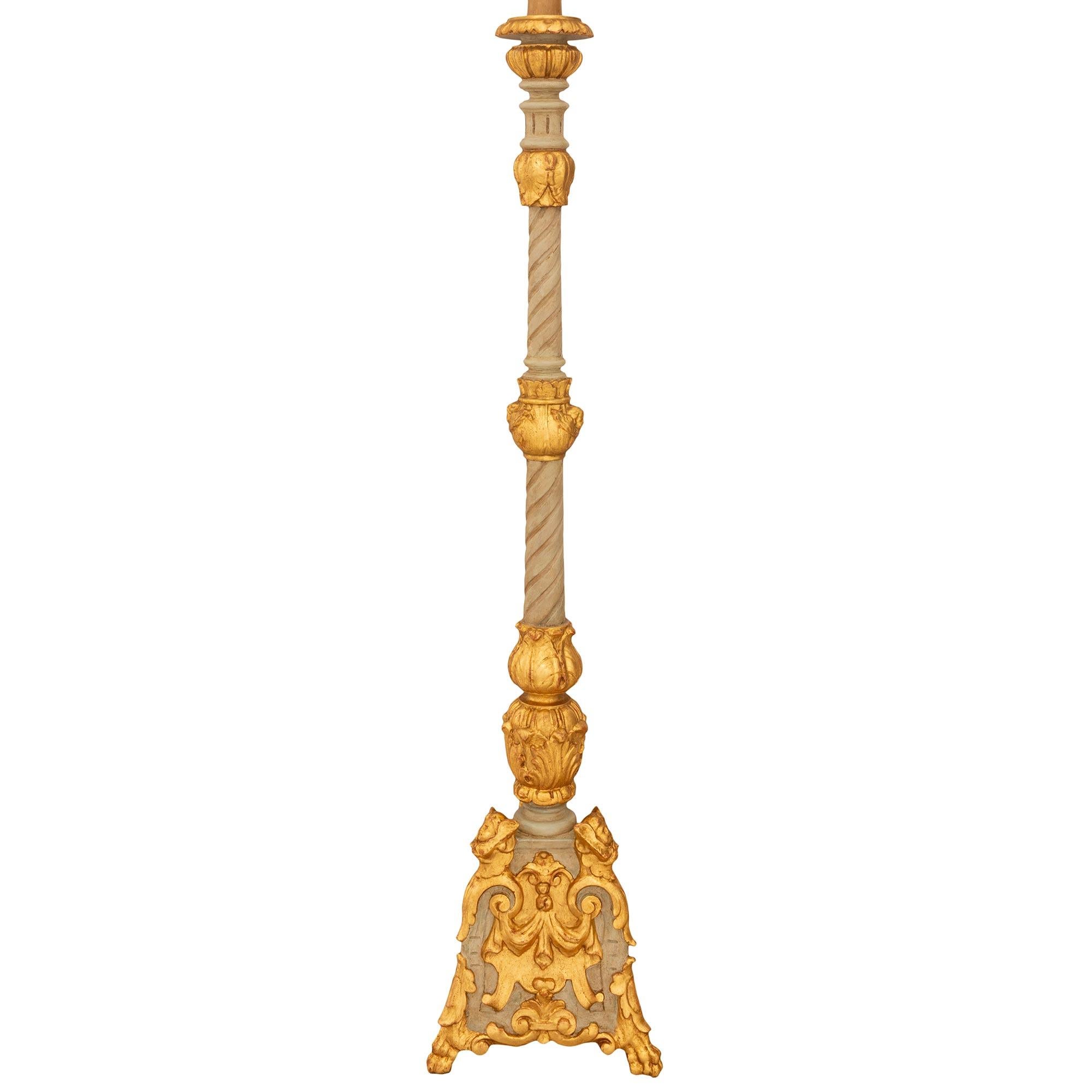 Eine italienische Barocklampe aus dem späten 18. Jahrhundert, patiniert und aus Giltwood (Italienisch) im Angebot