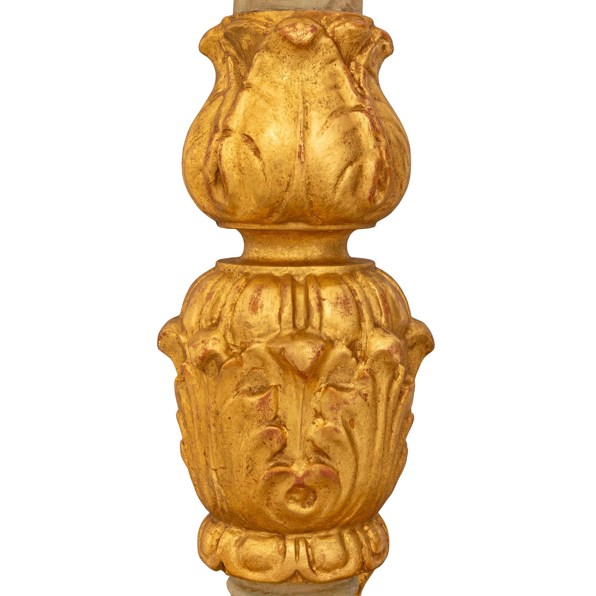 Eine italienische Barocklampe aus dem späten 18. Jahrhundert, patiniert und aus Giltwood (Vergoldetes Holz) im Angebot
