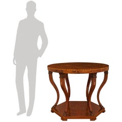 Mesa central italiana de nogal, madera de frutal y nácar de finales del siglo XVIII