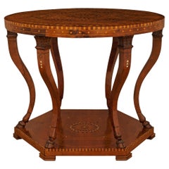 Mesa central italiana de nogal, madera de frutal y nácar de finales del siglo XVIII