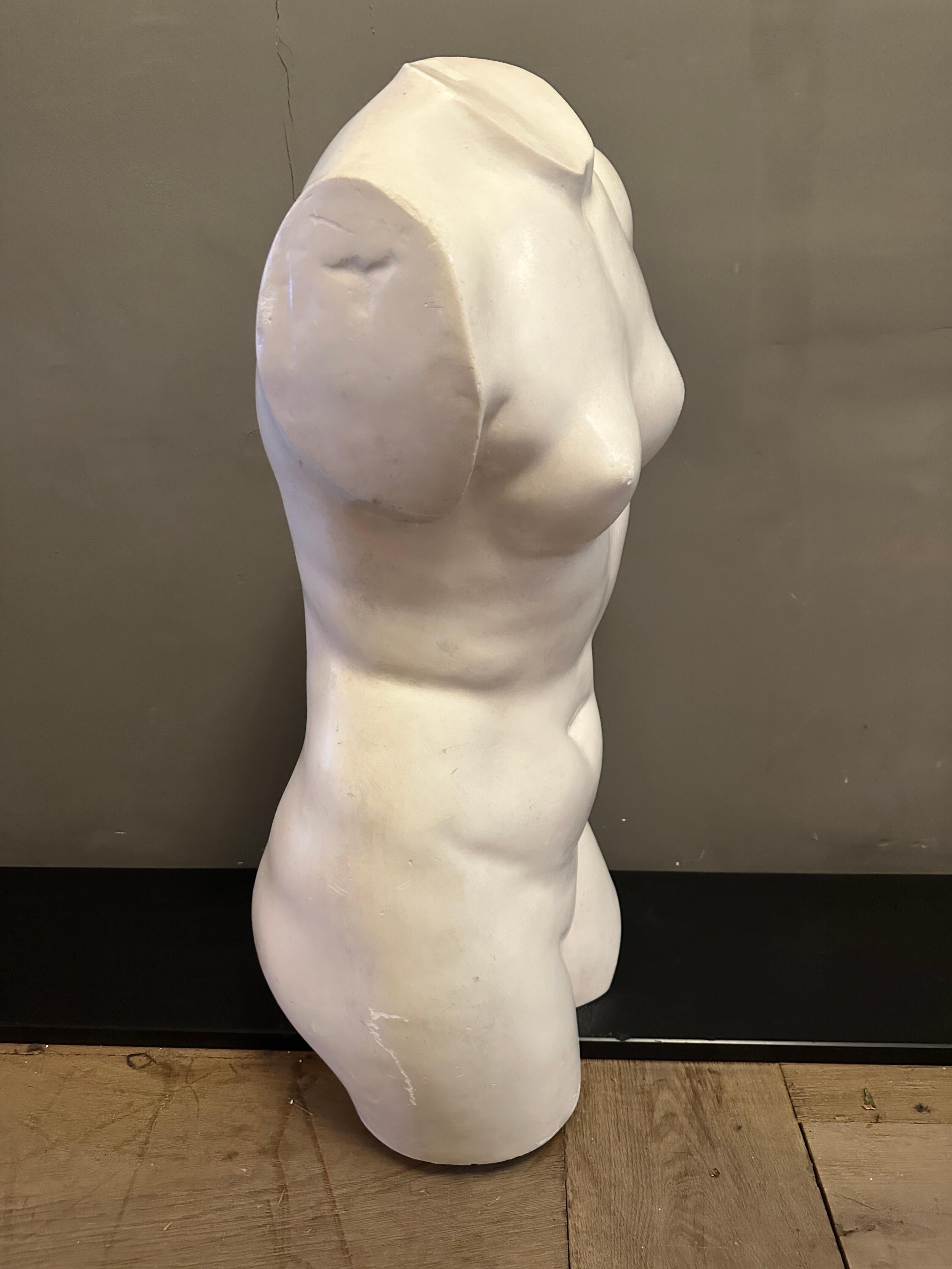 Busto/torso de escayola pulida de Venus de Milo de tamaño casi natural. Muy bien ejecutado. Italiano, hacia 1950. 

La Venus de Milo, también conocida como Afrodita de Melos, es una célebre escultura griega antigua de mármol que representa a una