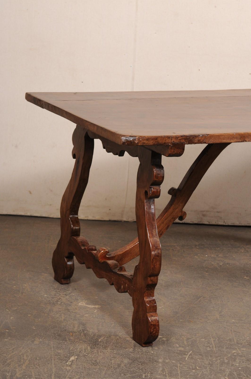 italien The Italian Lyre Leg Dining Table from the Late 18th C. en vente
