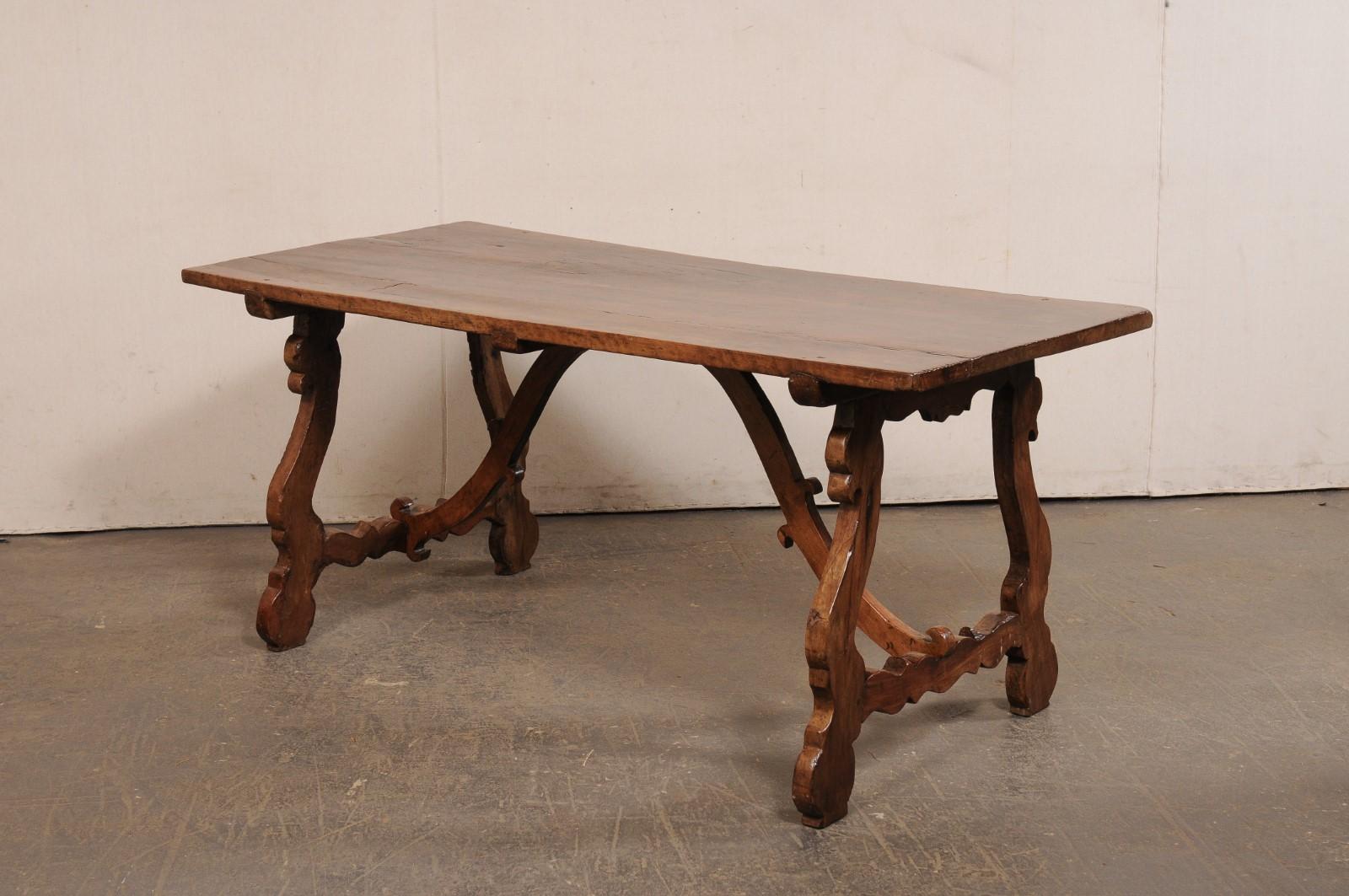Bois The Italian Lyre Leg Dining Table from the Late 18th C. en vente