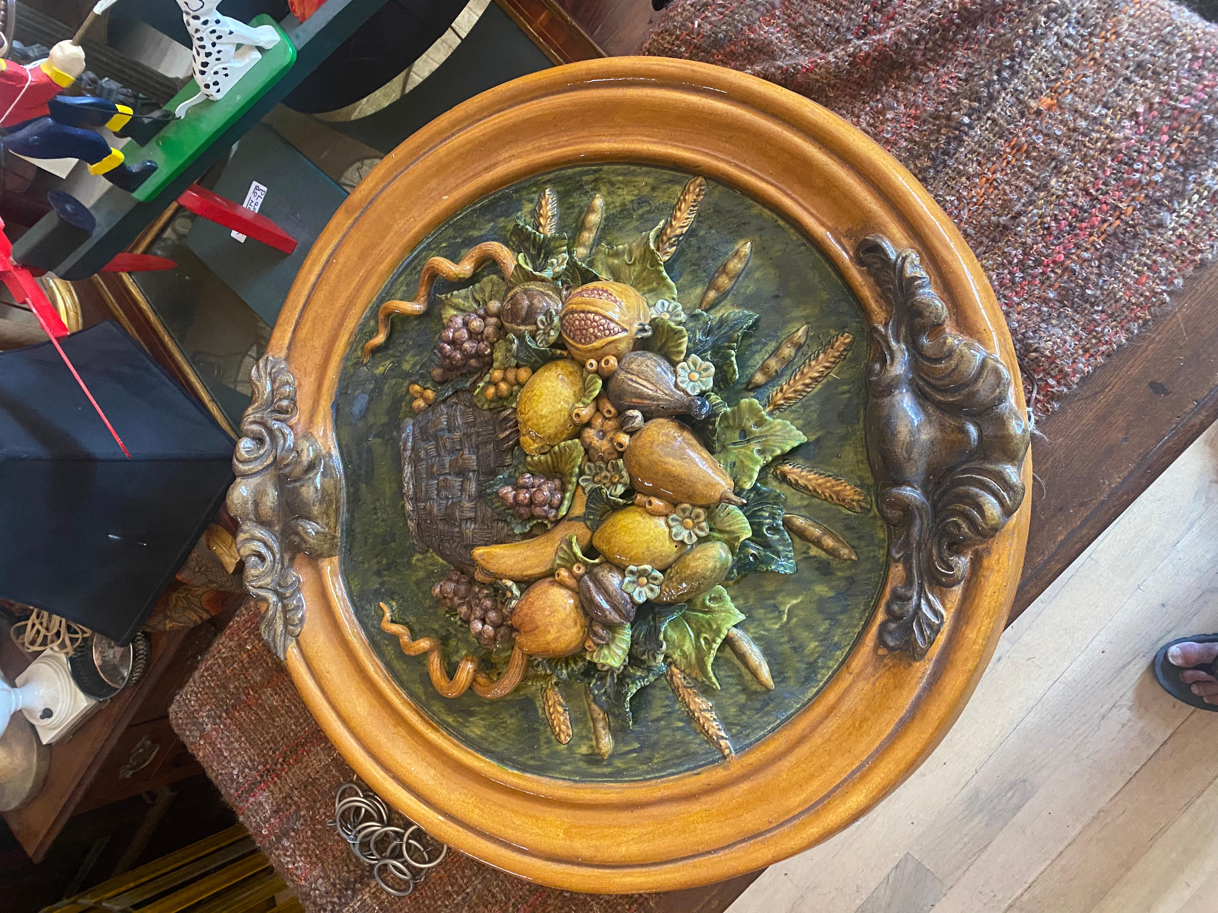 Mid-Century moderno Una placca da parete in maiolica italiana di dimensioni impressionanti raffigurante frutti assortiti in vendita