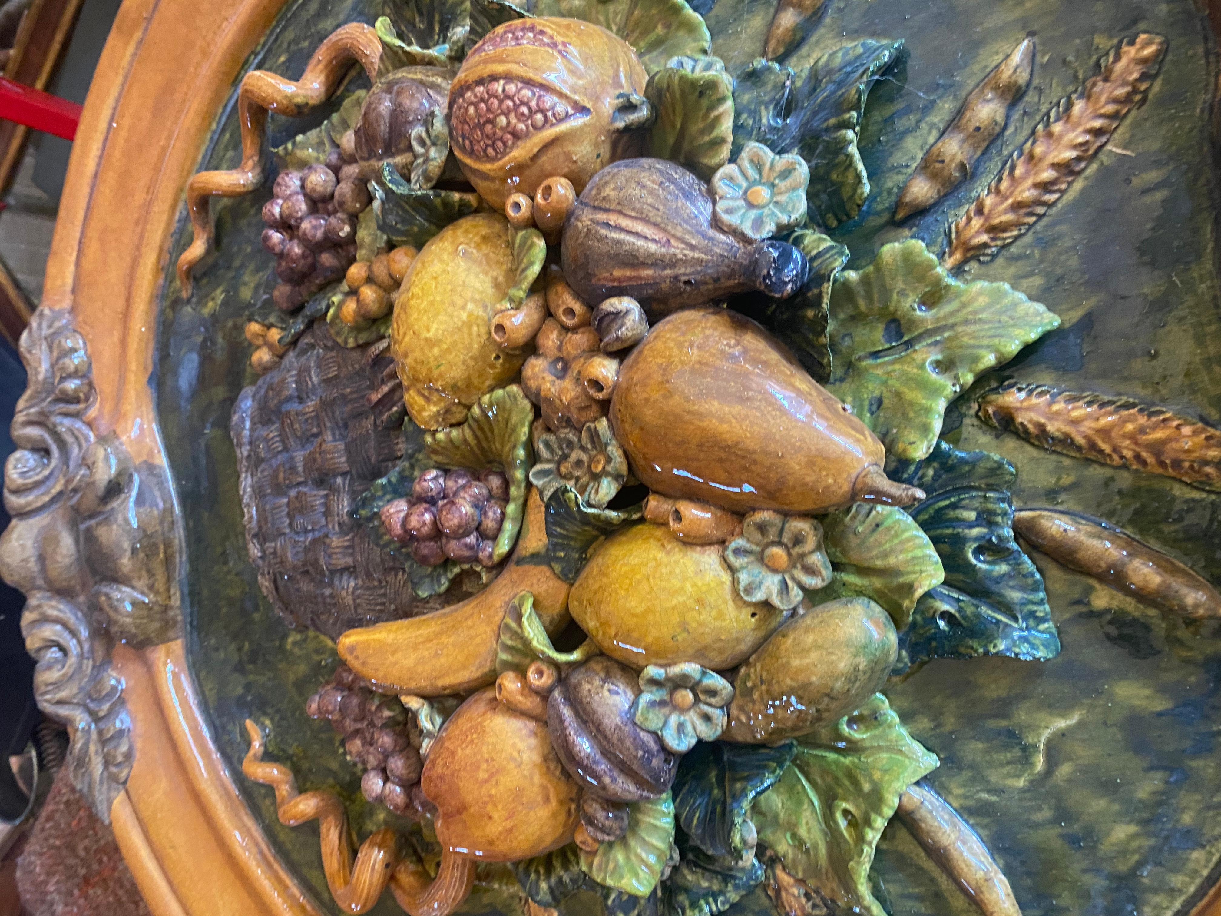 Italiano Una placca da parete in maiolica italiana di dimensioni impressionanti raffigurante frutti assortiti in vendita