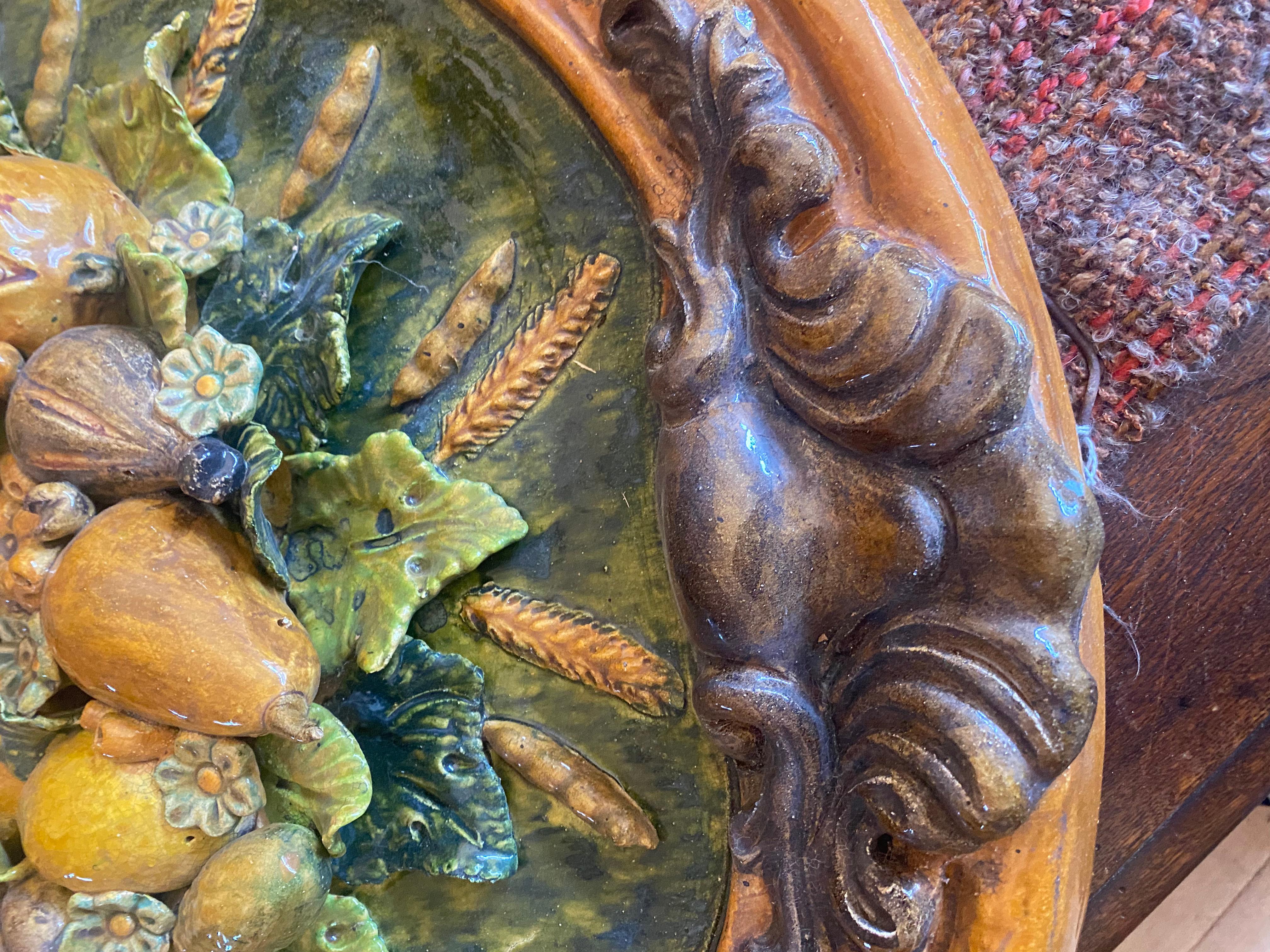 Una placca da parete in maiolica italiana di dimensioni impressionanti raffigurante frutti assortiti In condizioni ottime in vendita a Buchanan, MI