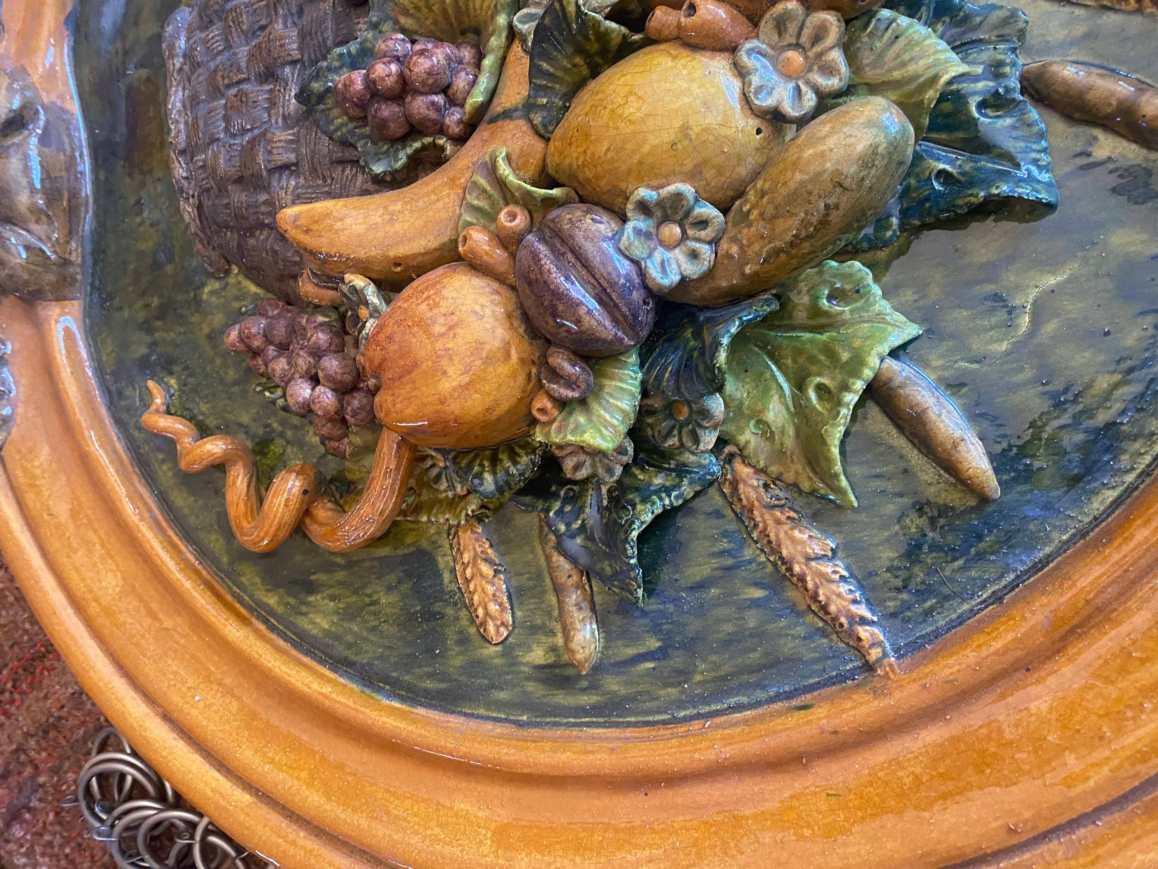 XX secolo Una placca da parete in maiolica italiana di dimensioni impressionanti raffigurante frutti assortiti in vendita