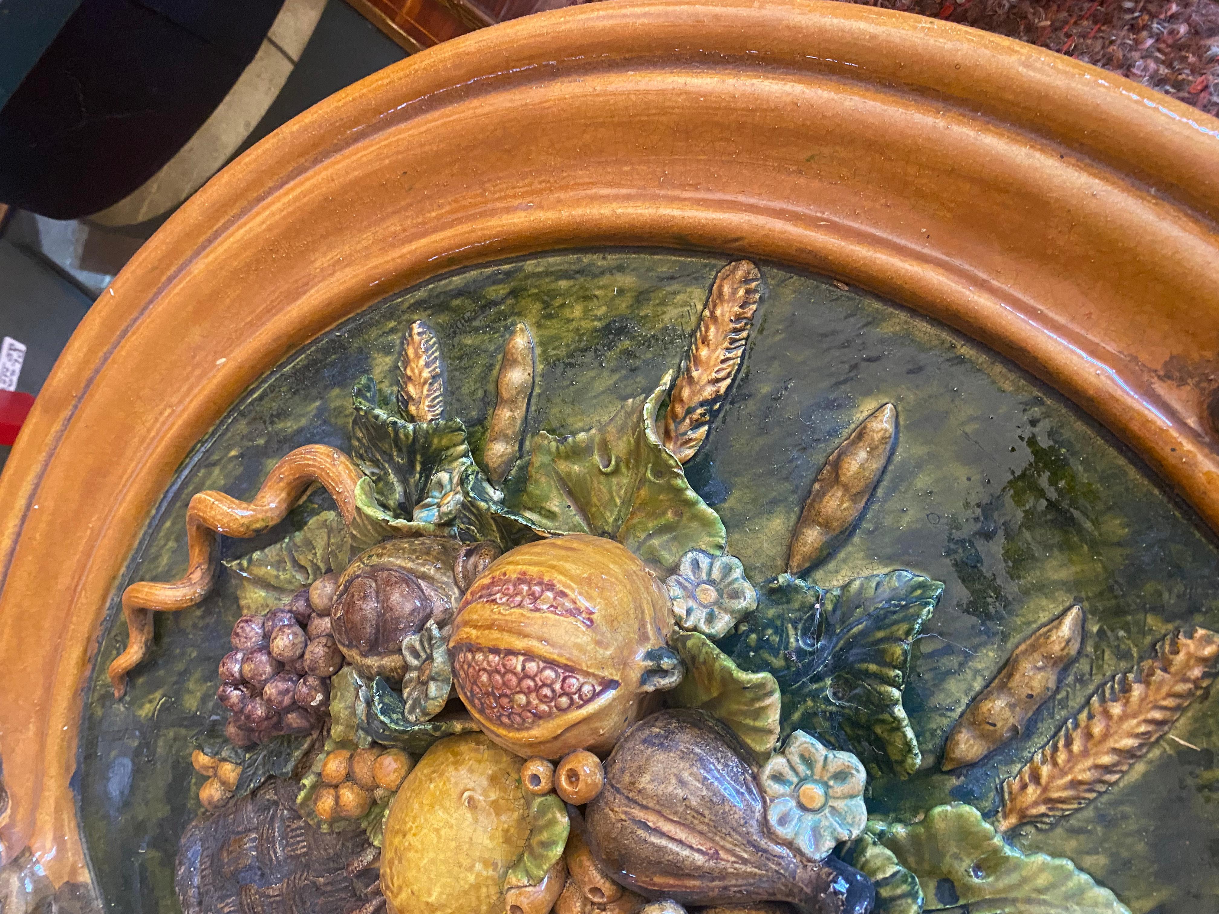 Argilla Una placca da parete in maiolica italiana di dimensioni impressionanti raffigurante frutti assortiti in vendita