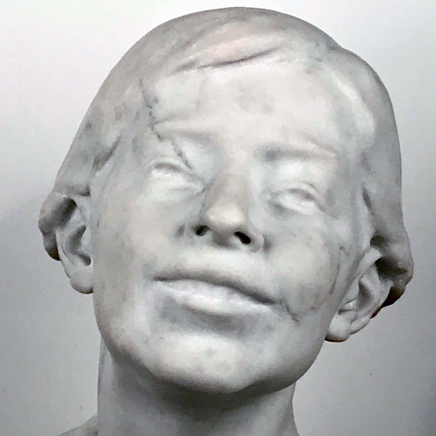 Moderne Buste en marbre italien d'une jeune femme souriante, signé Tiruk en vente