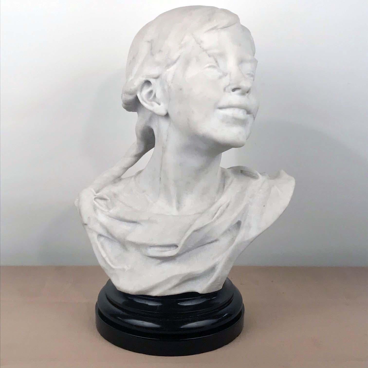 Marbre Buste en marbre italien d'une jeune femme souriante, signé Tiruk en vente