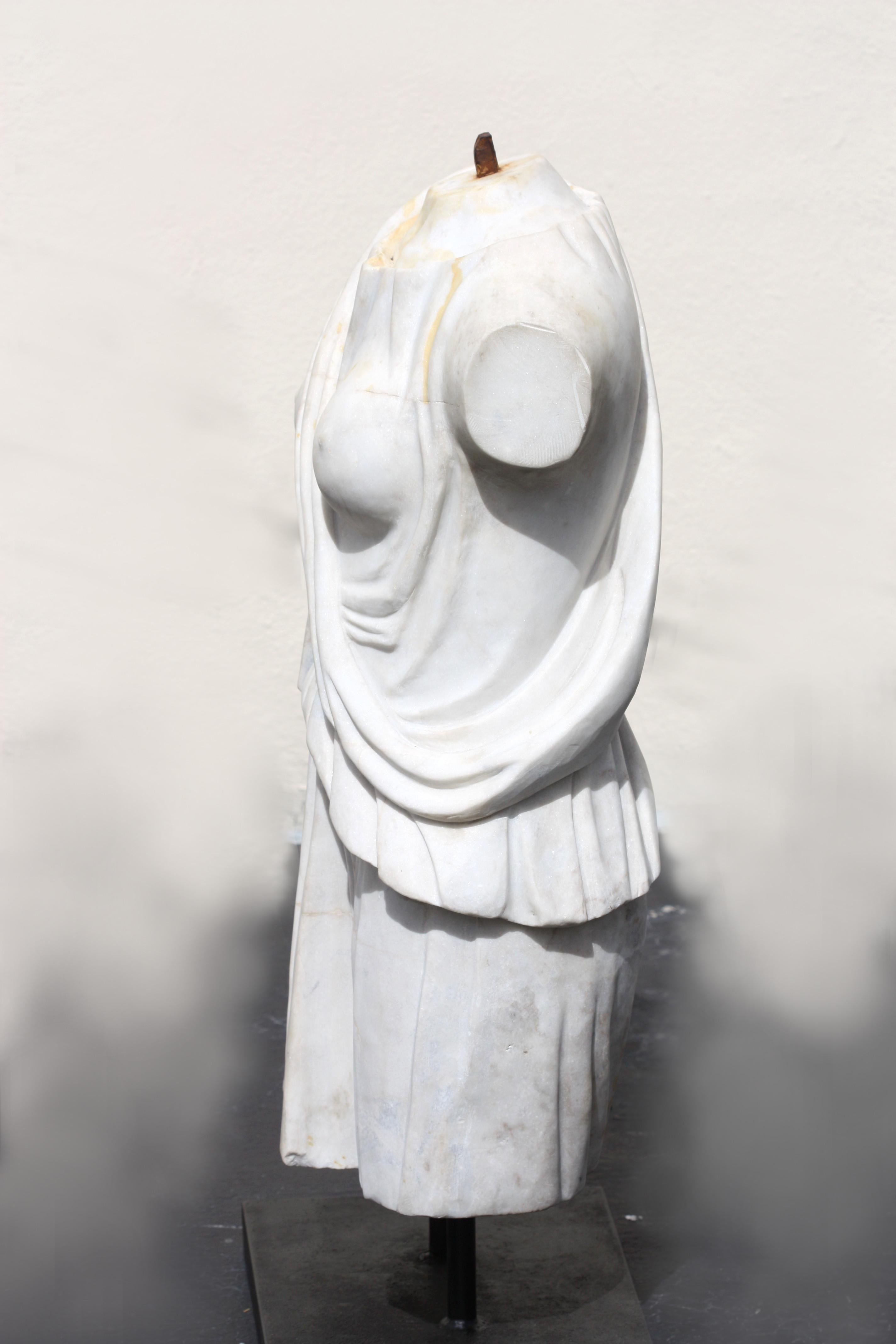 Figure d'un torse en marbre italien, 19e/20e siècle en vente 1