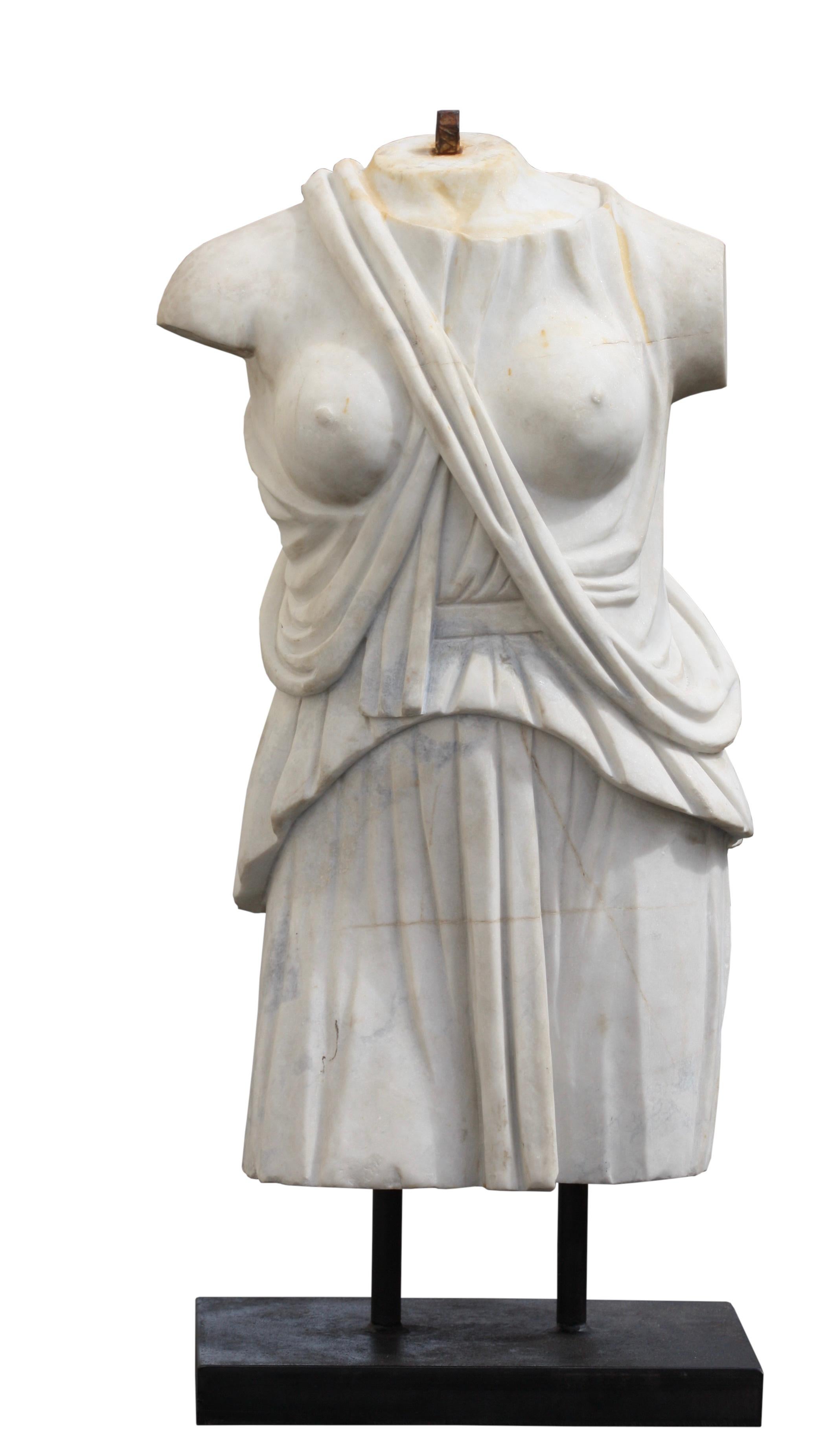 Figure d'un torse en marbre italien, 19e/20e siècle en vente 2