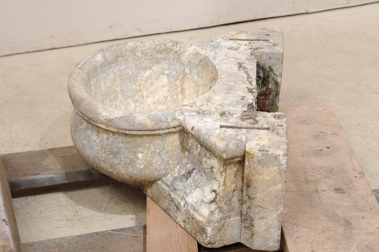 Italian Marble Fountain Basin from the 19th Century In Good Condition In Atlanta, GA