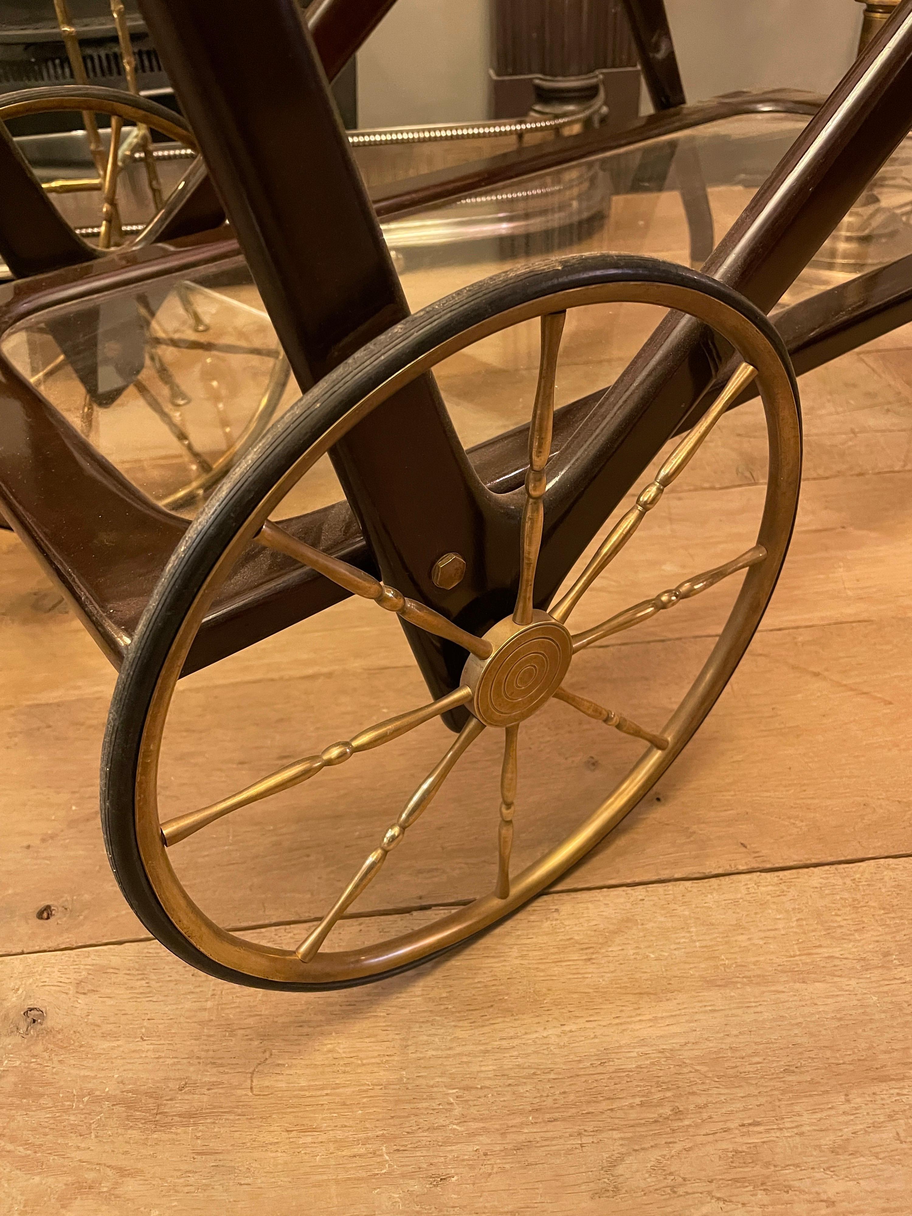 Un chariot de bar en noyer et laiton dans le goût du milieu du siècle par Cesare Lacca Italie 

Vers 1950.