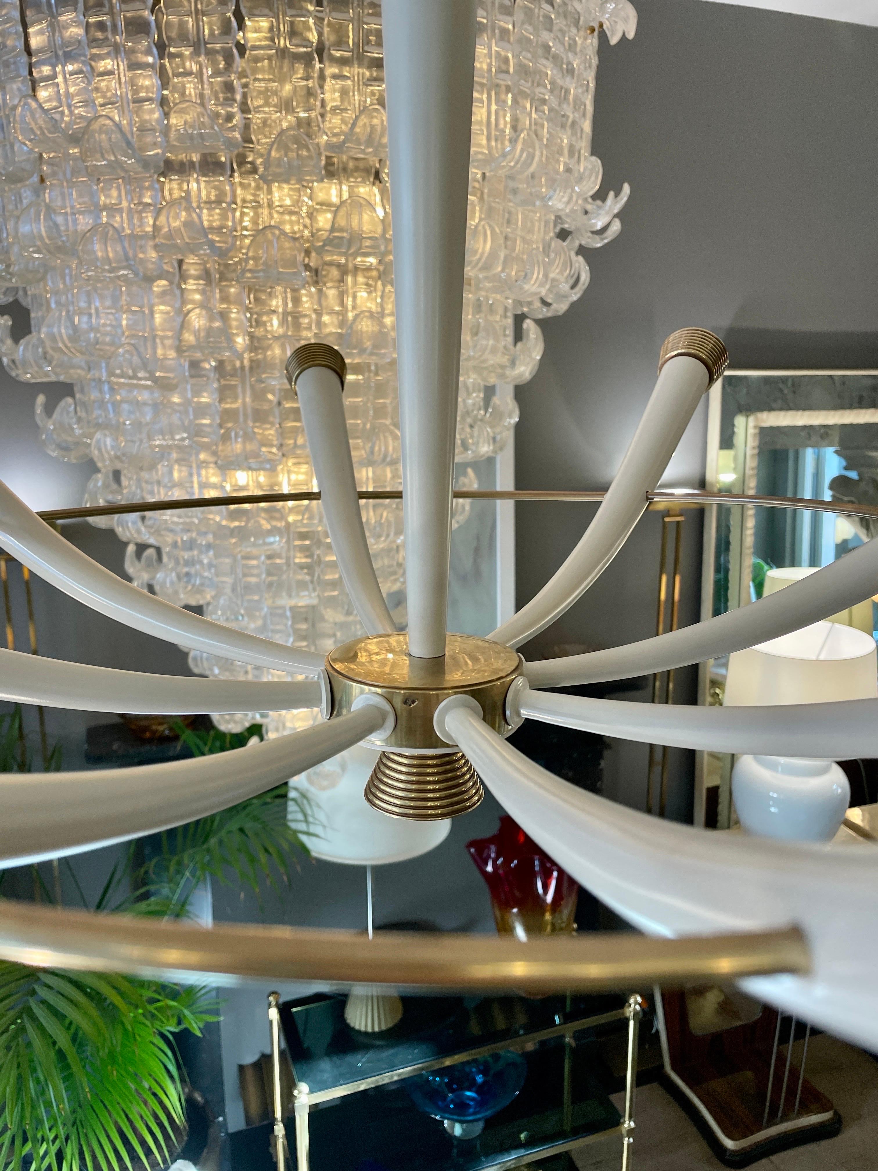 Lampadario italiano di metà secolo in ottone in vendita 4