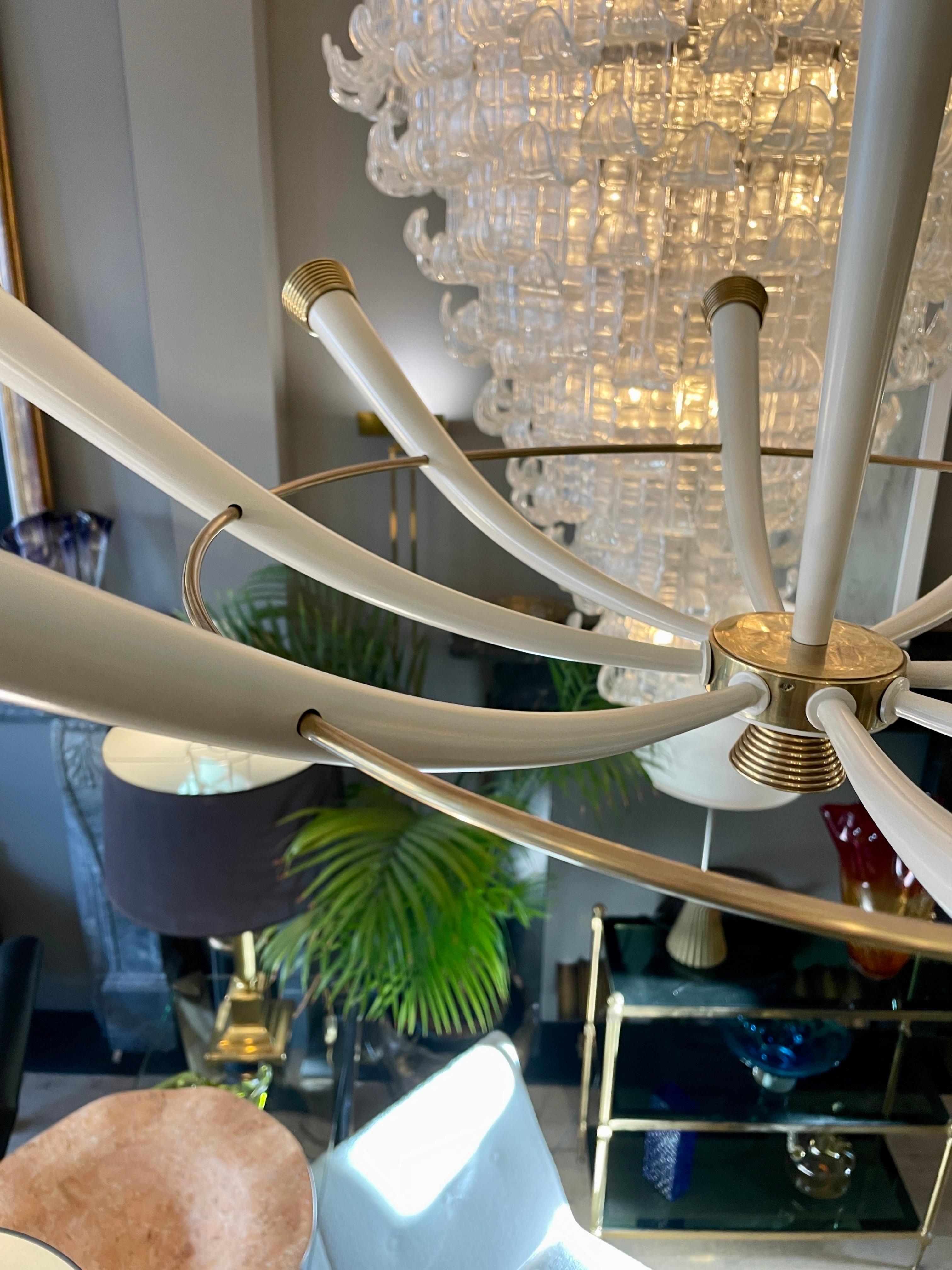 Lampadario italiano di metà secolo in ottone in vendita 5