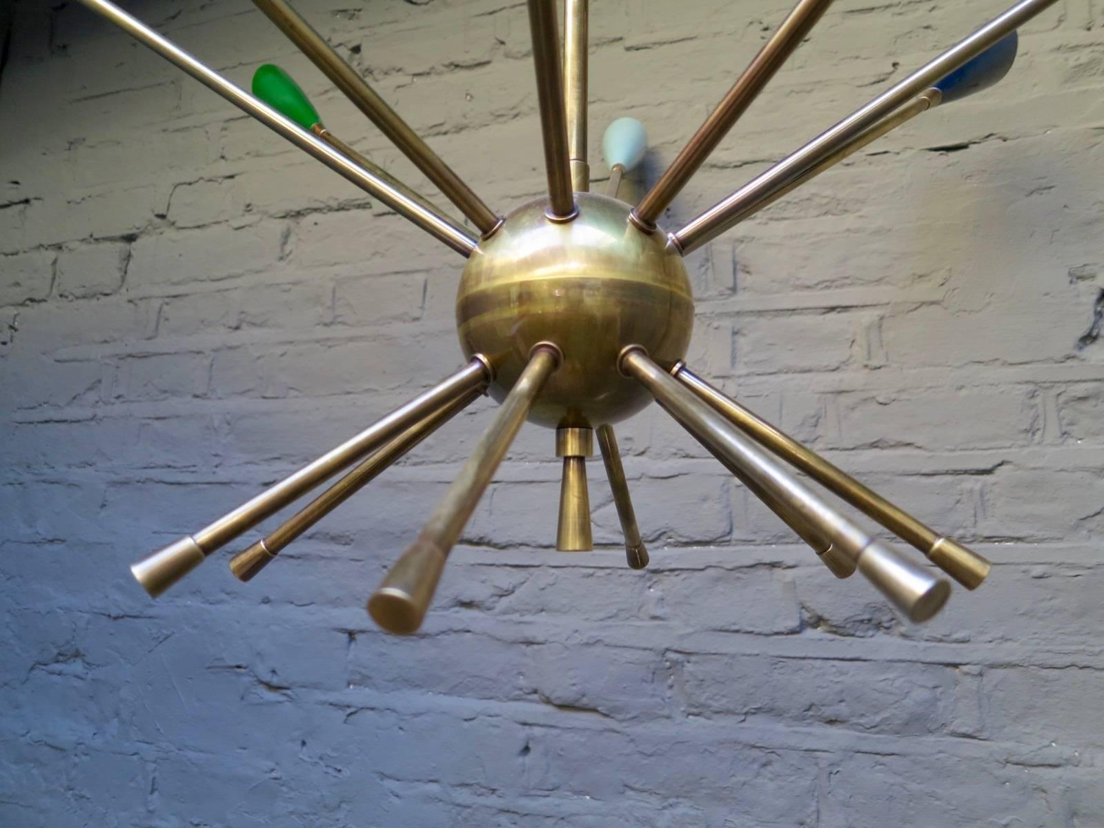 Italienischer Sputnik-Kronleuchter aus der Mitte des Jahrhunderts aus Messing (Moderne der Mitte des Jahrhunderts)