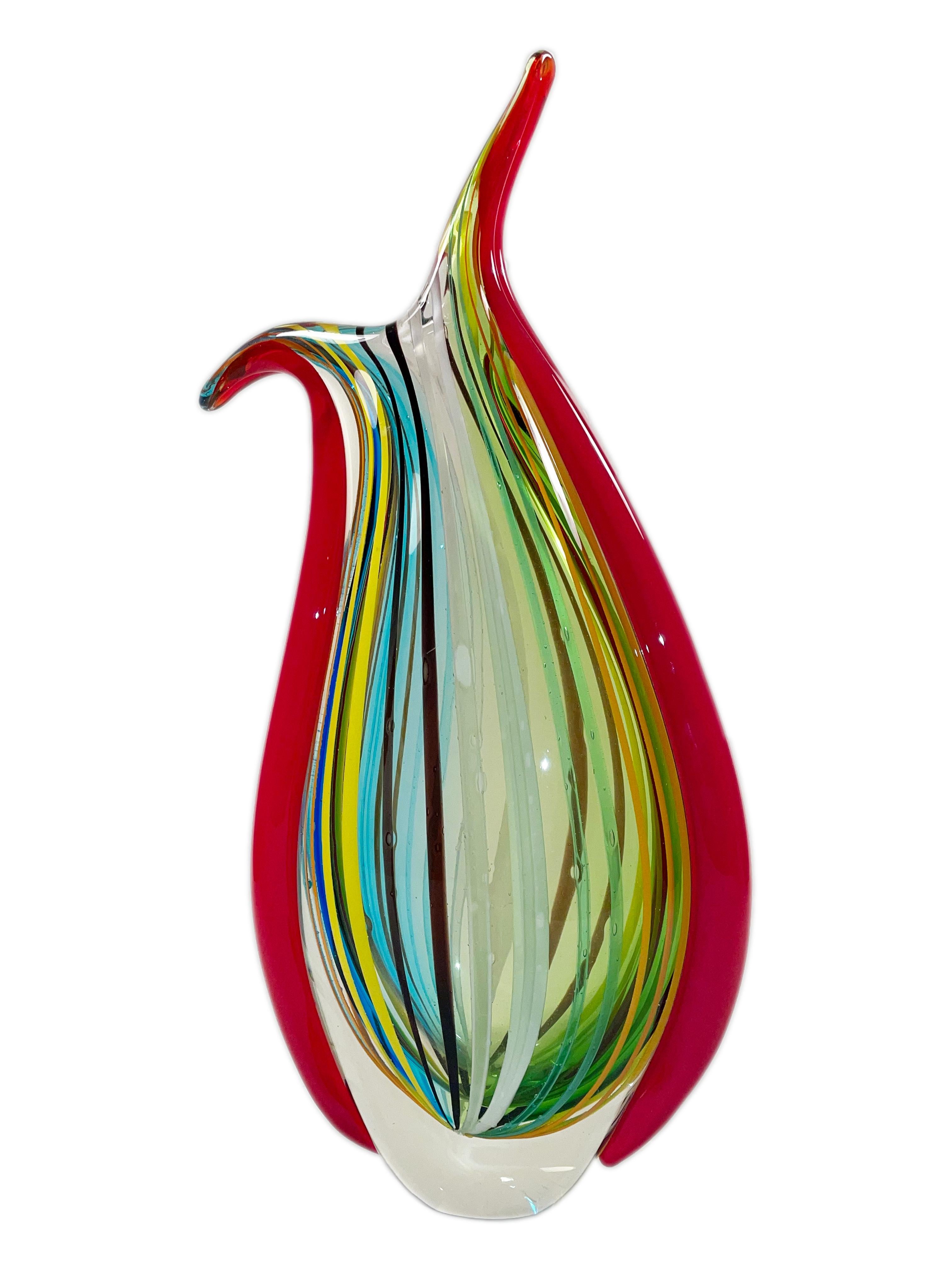 Eine hochdekorative und lebendige Vase aus italienischem Murano-Glas aus der Jahrhundertmitte mit einem transparenten Farbverlauf zwischen Kalk- und Aquatönen, mehrfarbigen vertikalen Bändern auf dem Korpus und einem opaken Dekor aus Kirsche. Die