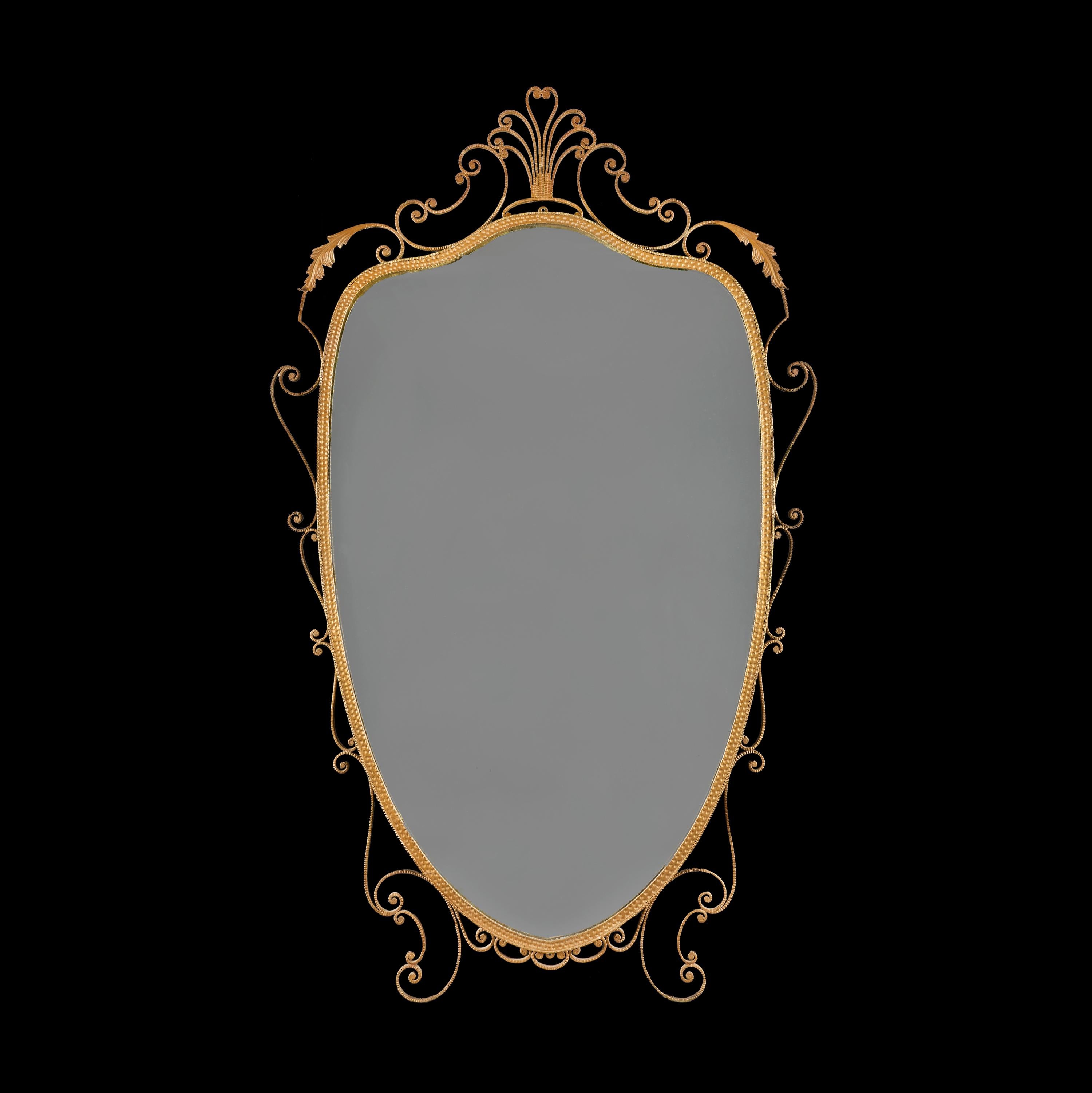 Italia, hacia 1940

Espejo escudo italiano de mediados del siglo XX atribuido a Pier Luigi Colli, con marco de tôleware martillado decorado con volutas y hojas.

Altura 148,00 cm
Anchura 90,00 cm

Pier Luigi Colli (1895-1968) estudió en la Escuela