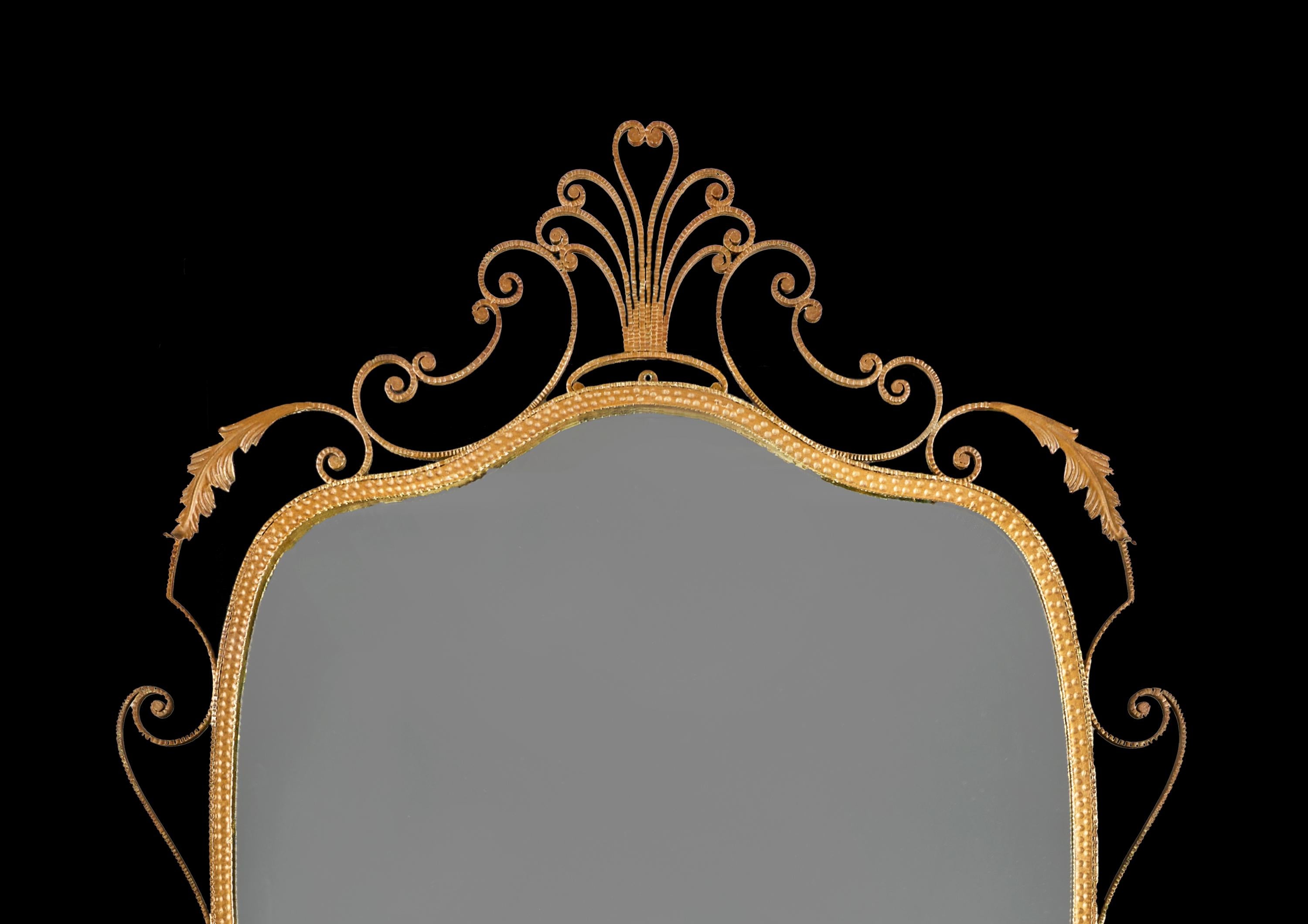 Espejo italiano de mediados de siglo con escudo de tole, de Pier Luigi Colli Moderno de mediados de siglo en venta