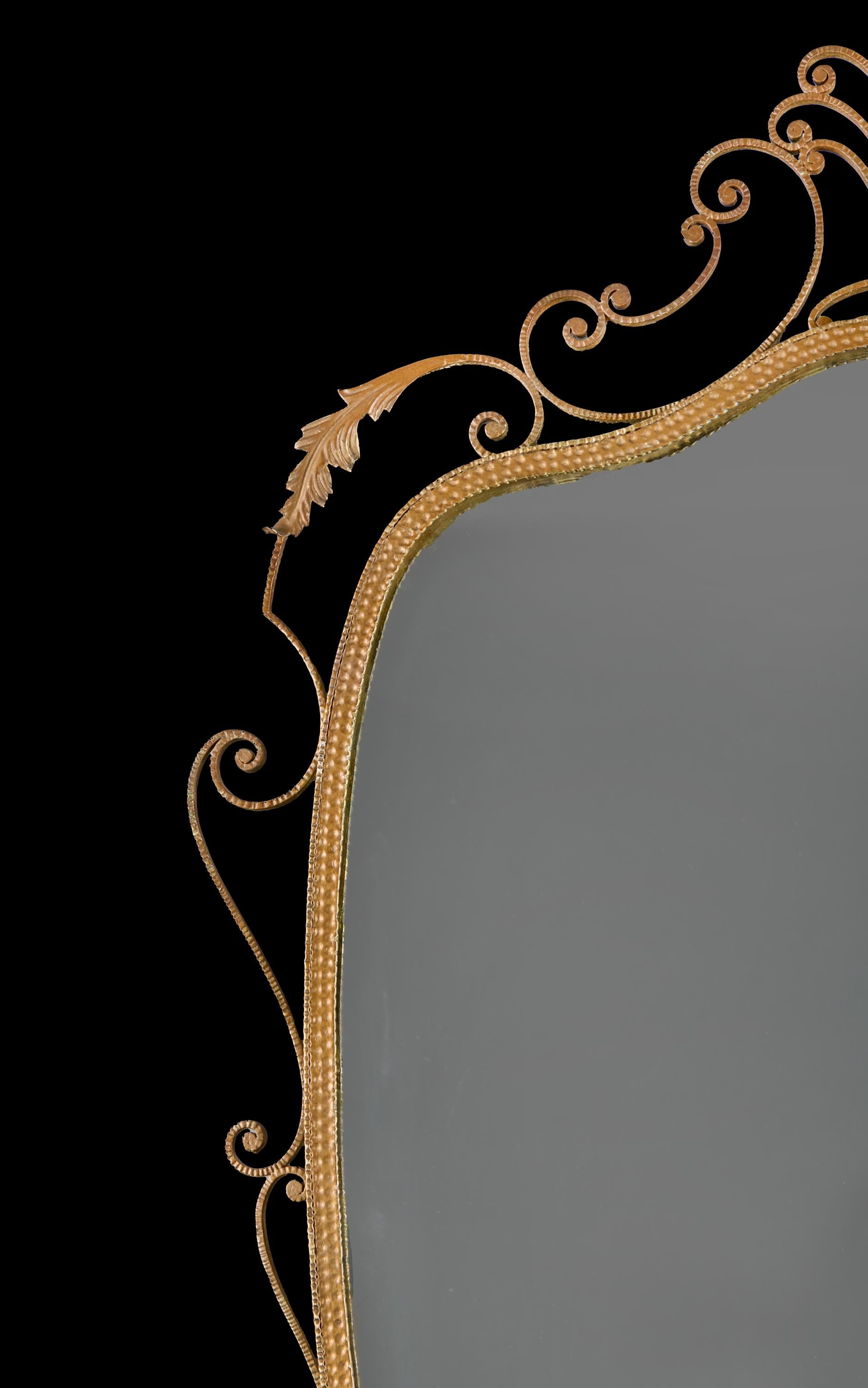 Espejo italiano de mediados de siglo con escudo de tole, de Pier Luigi Colli Italiano en venta