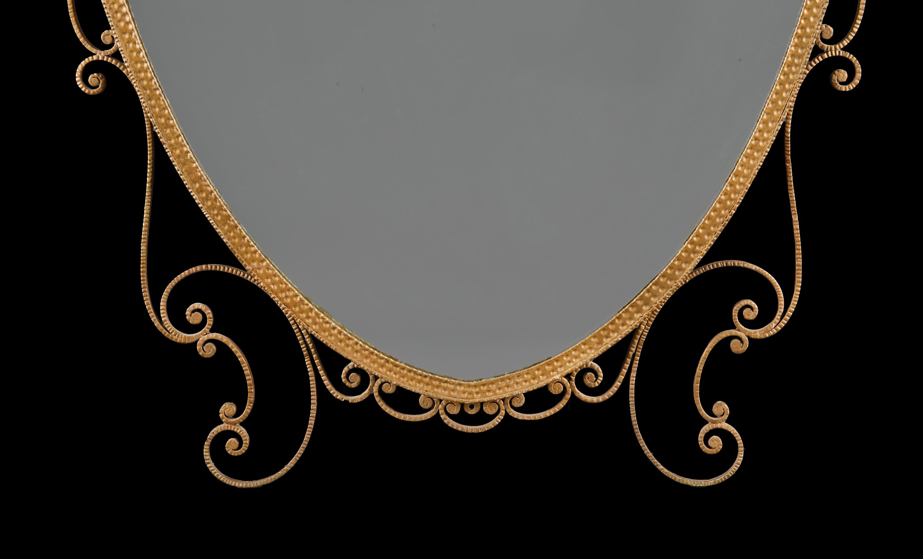 Espejo italiano de mediados de siglo con escudo de tole, de Pier Luigi Colli en Bueno estado para la venta en London, GB