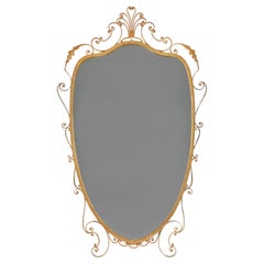 Espejo italiano de mediados de siglo con escudo de tole, de Pier Luigi Colli