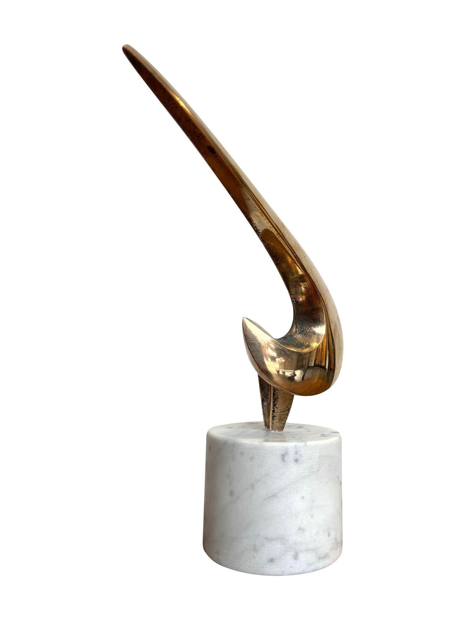 Una scultura astratta in bronzo della metà del secolo scorso montata su una base in marmo di Carrara. in vendita 5