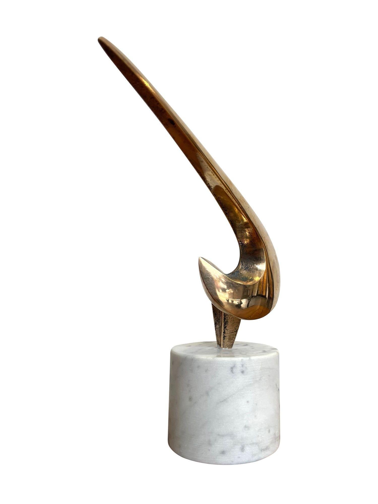 Una scultura astratta in bronzo della metà del secolo scorso montata su una base in marmo di Carrara. in vendita 6
