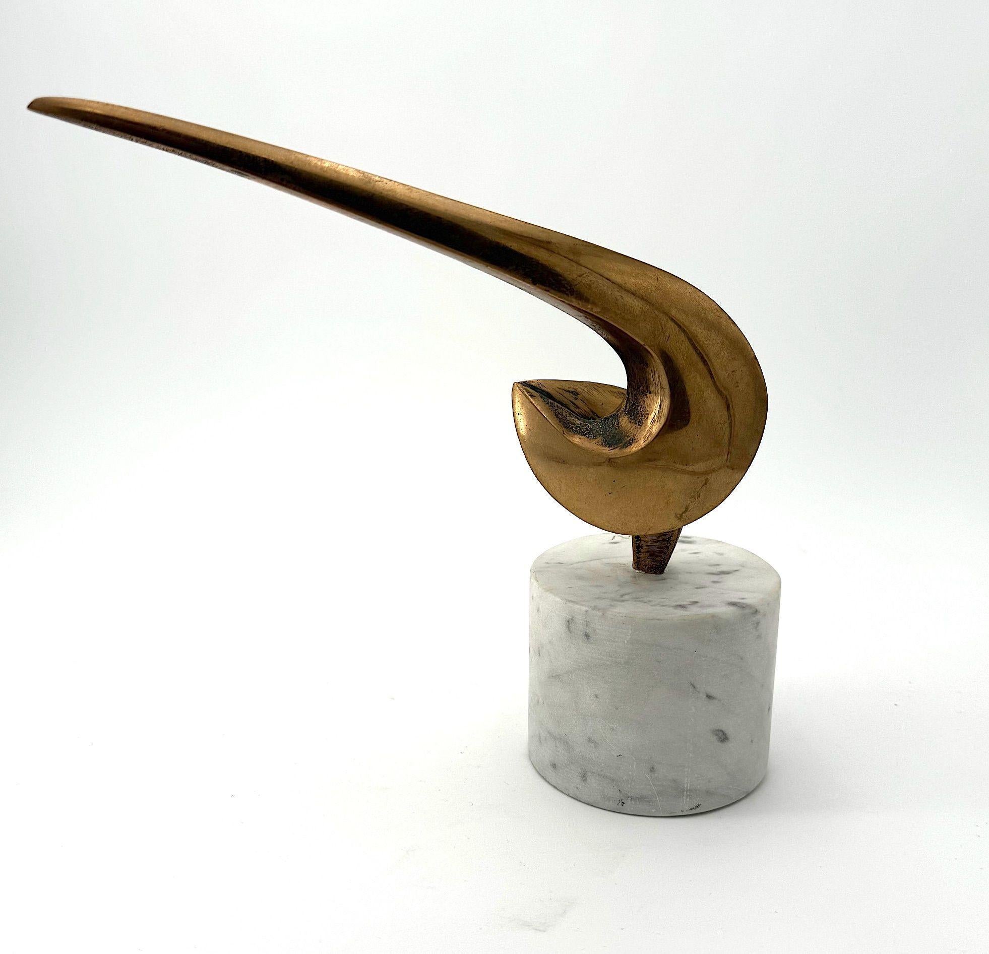 Una scultura astratta in bronzo della metà del secolo scorso montata su una base in marmo di Carrara. in vendita 7