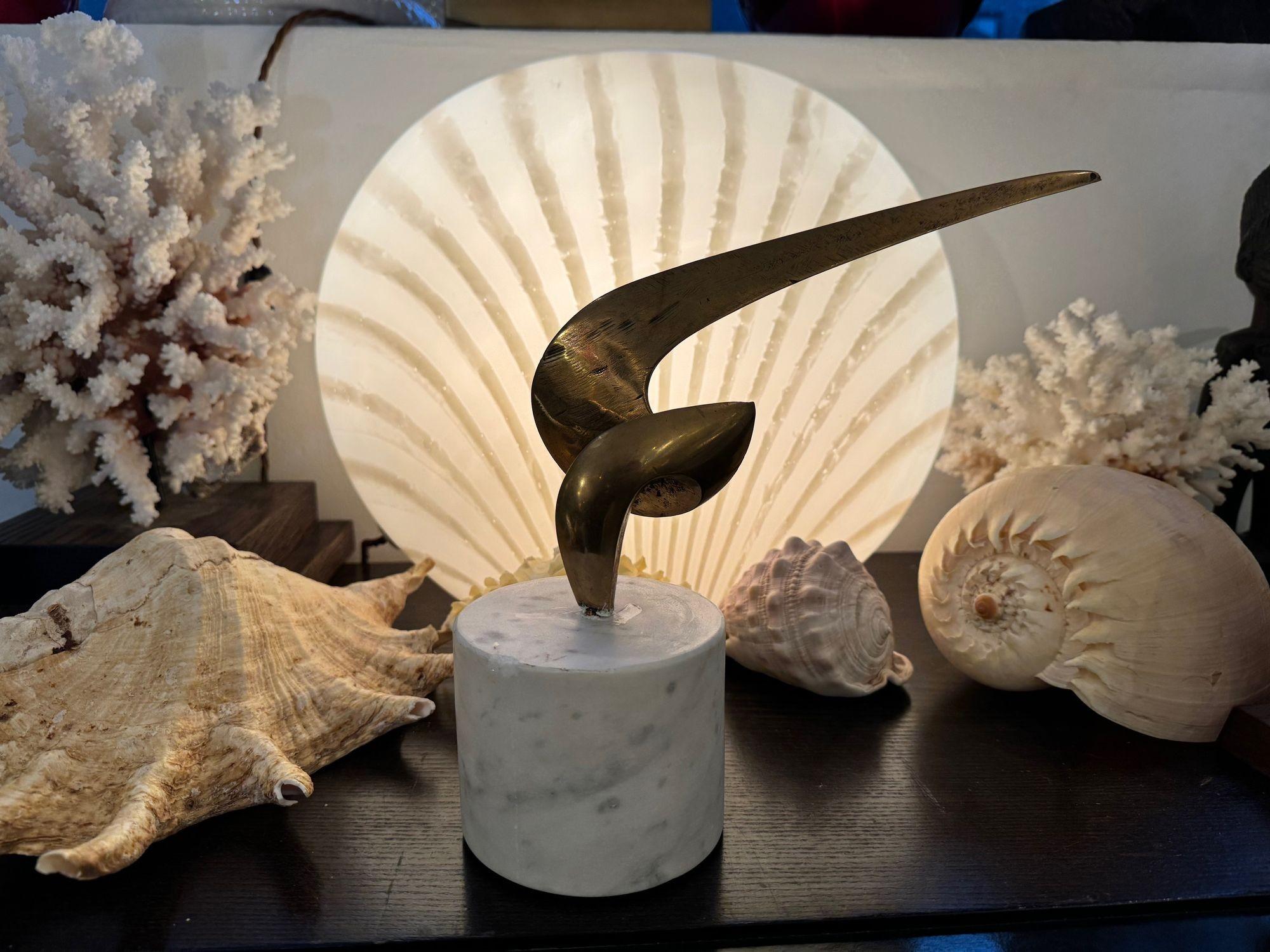 Una scultura astratta in bronzo della metà del secolo scorso montata su una base in marmo di Carrara. in vendita 8