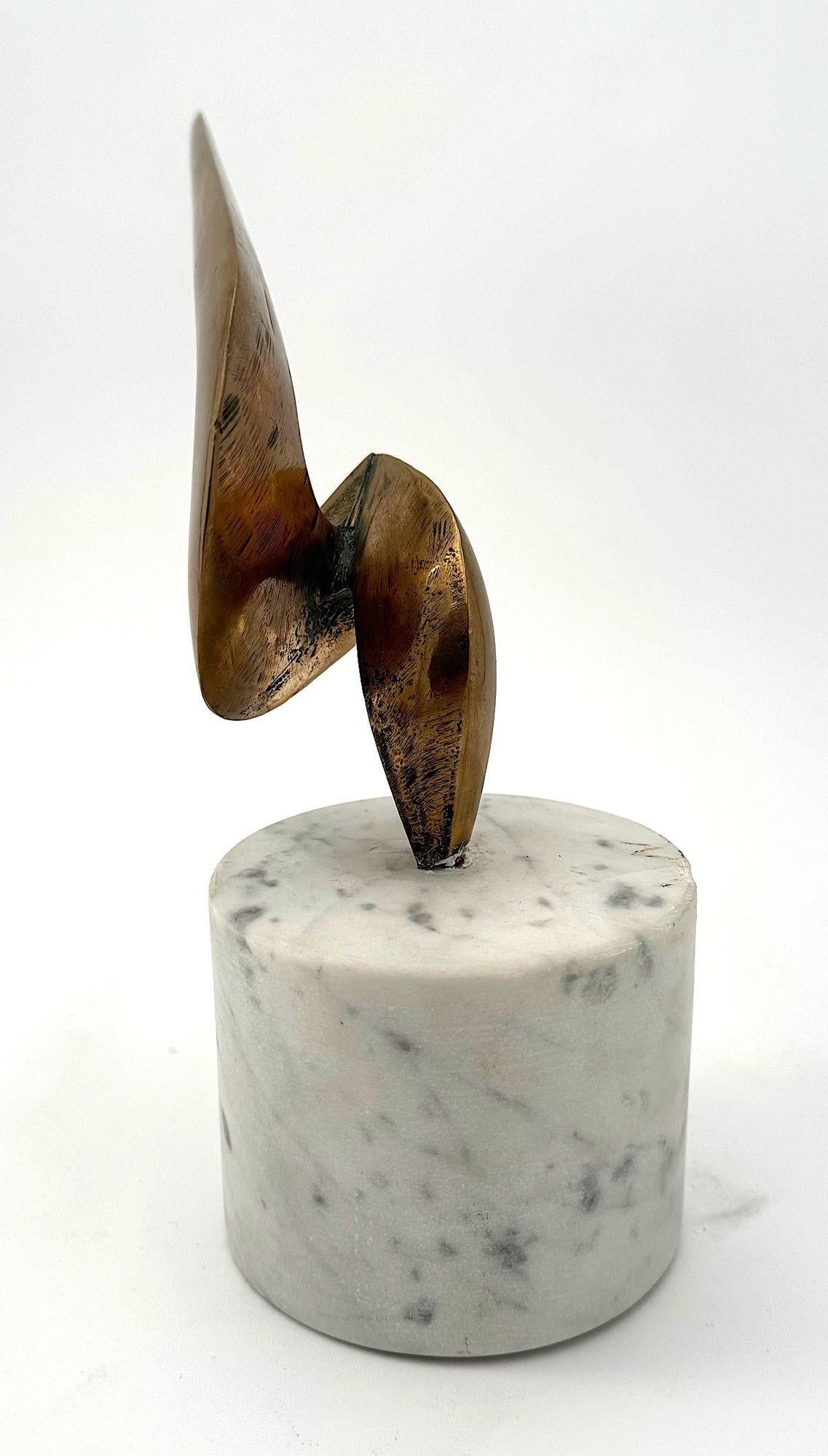 Una scultura astratta in bronzo della metà del secolo scorso montata su una base in marmo di Carrara. in vendita 9
