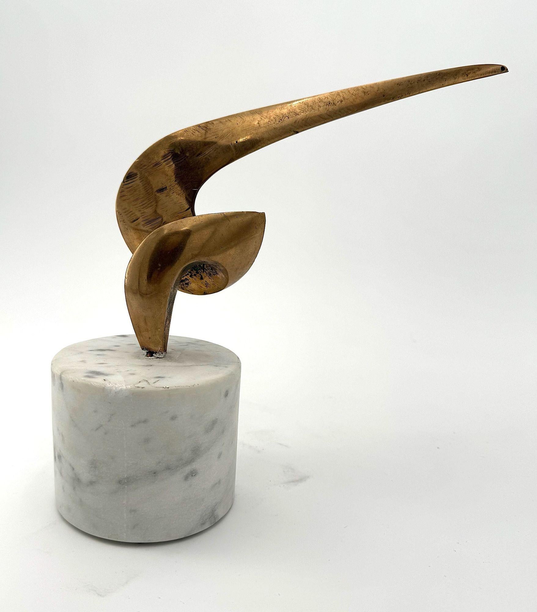 Una scultura astratta in bronzo della metà del secolo scorso montata su una base in marmo di Carrara. in vendita 10