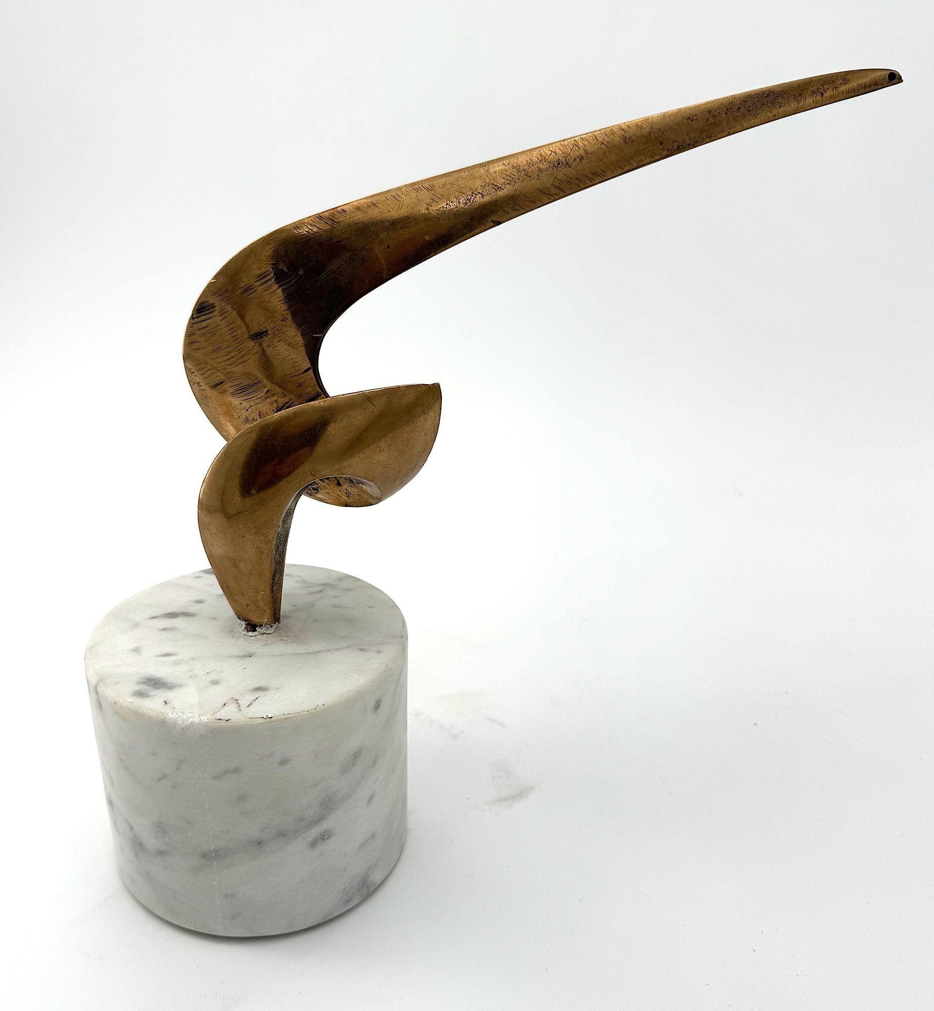 Una scultura astratta in bronzo della metà del secolo scorso montata su una base in marmo di Carrara. in vendita 11
