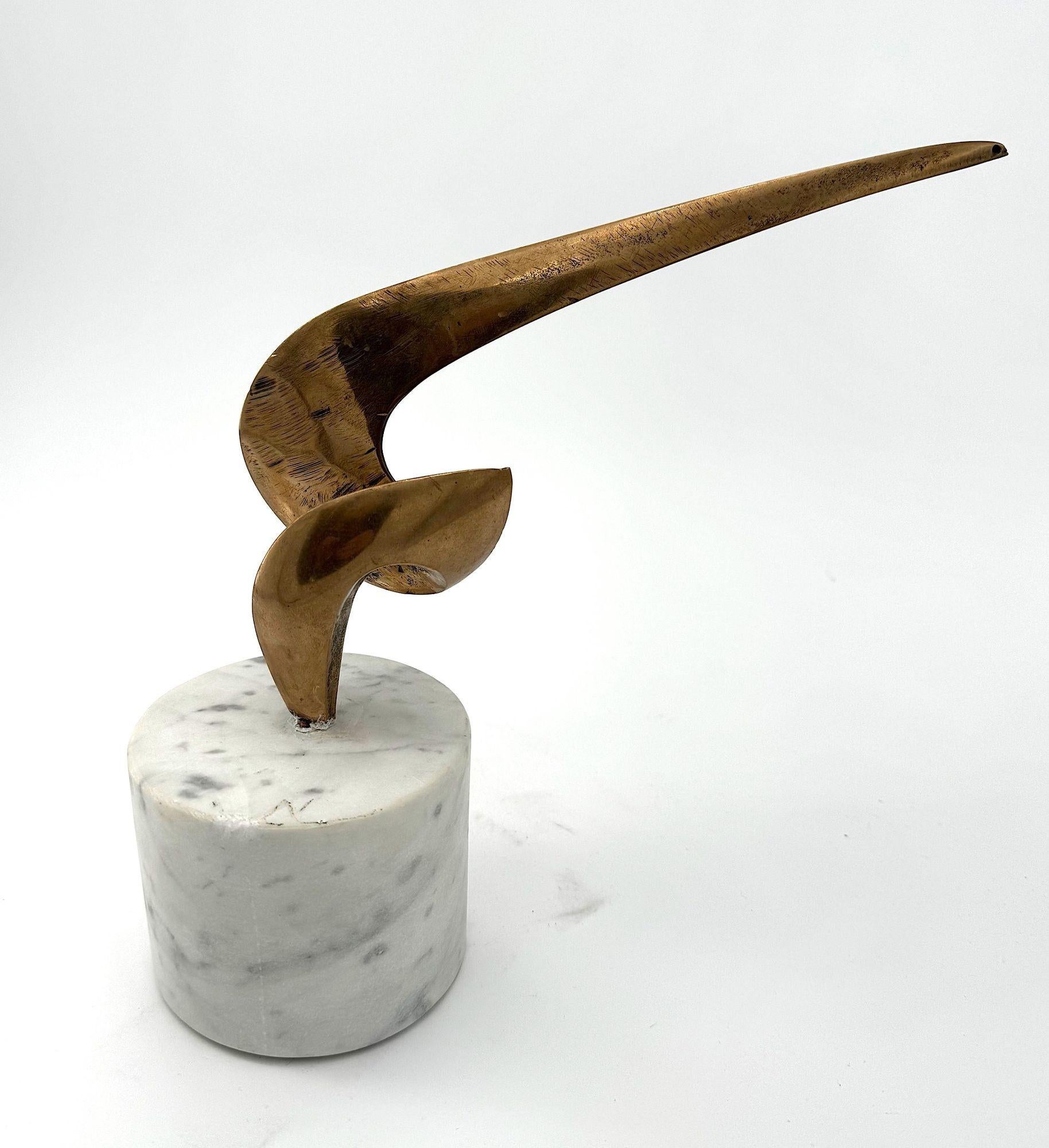 Una scultura astratta in bronzo della metà del secolo scorso montata su una base in marmo di Carrara. in vendita 12