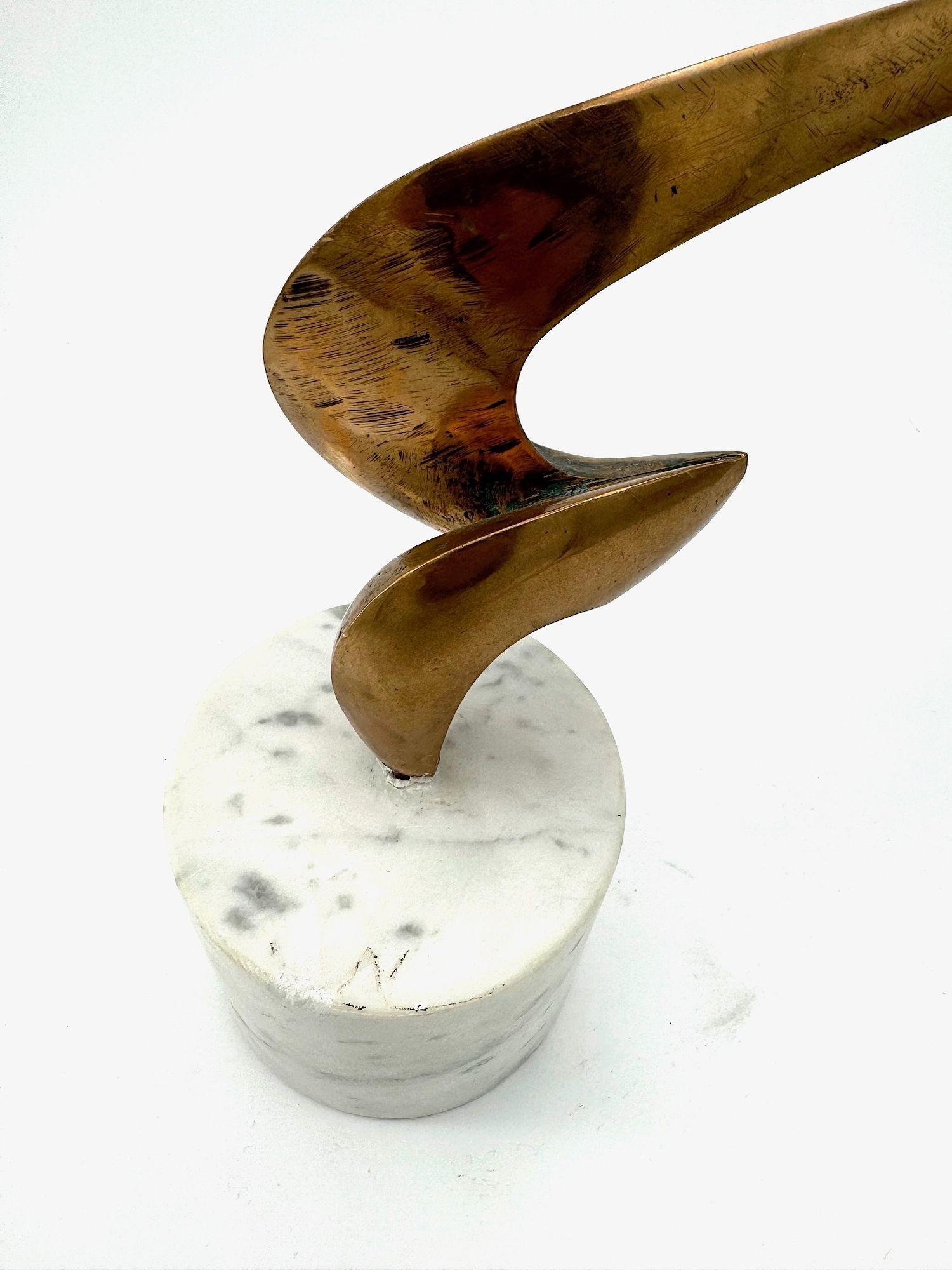 Una scultura astratta in bronzo della metà del secolo scorso montata su una base in marmo di Carrara. in vendita 14