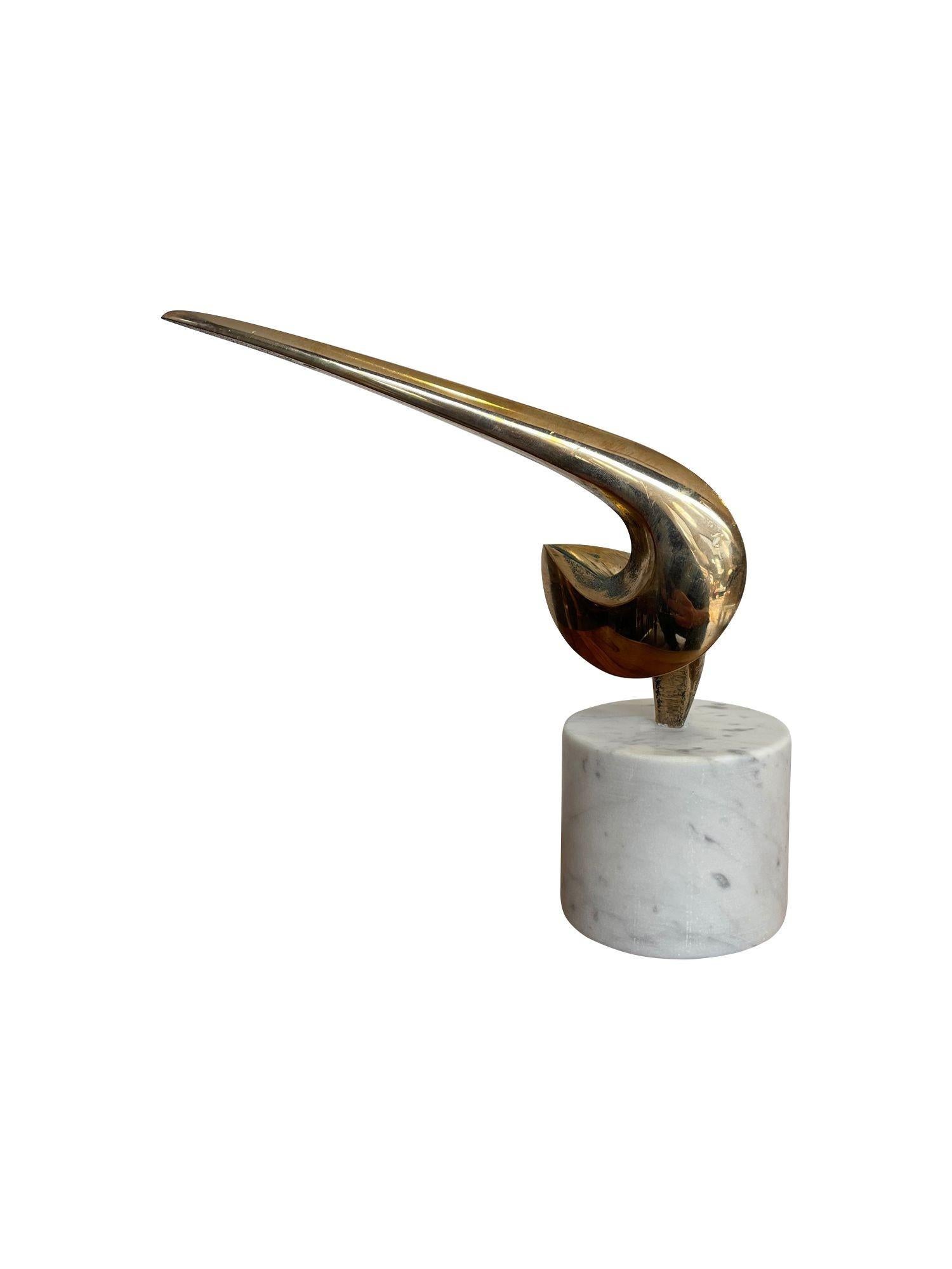 Una scultura astratta in bronzo della metà del secolo scorso montata su una base in marmo di Carrara. In condizioni buone in vendita a London, GB