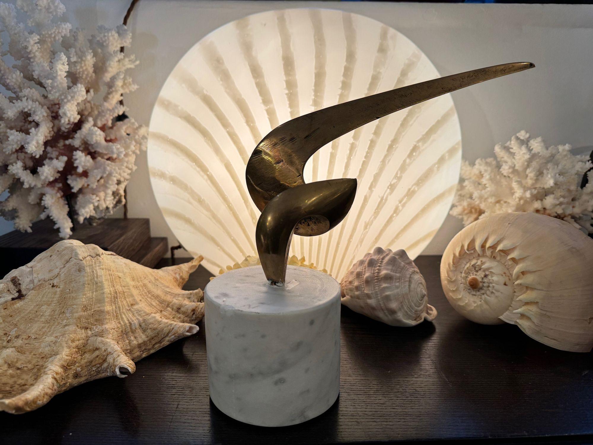 Ottone Una scultura astratta in bronzo della metà del secolo scorso montata su una base in marmo di Carrara. in vendita