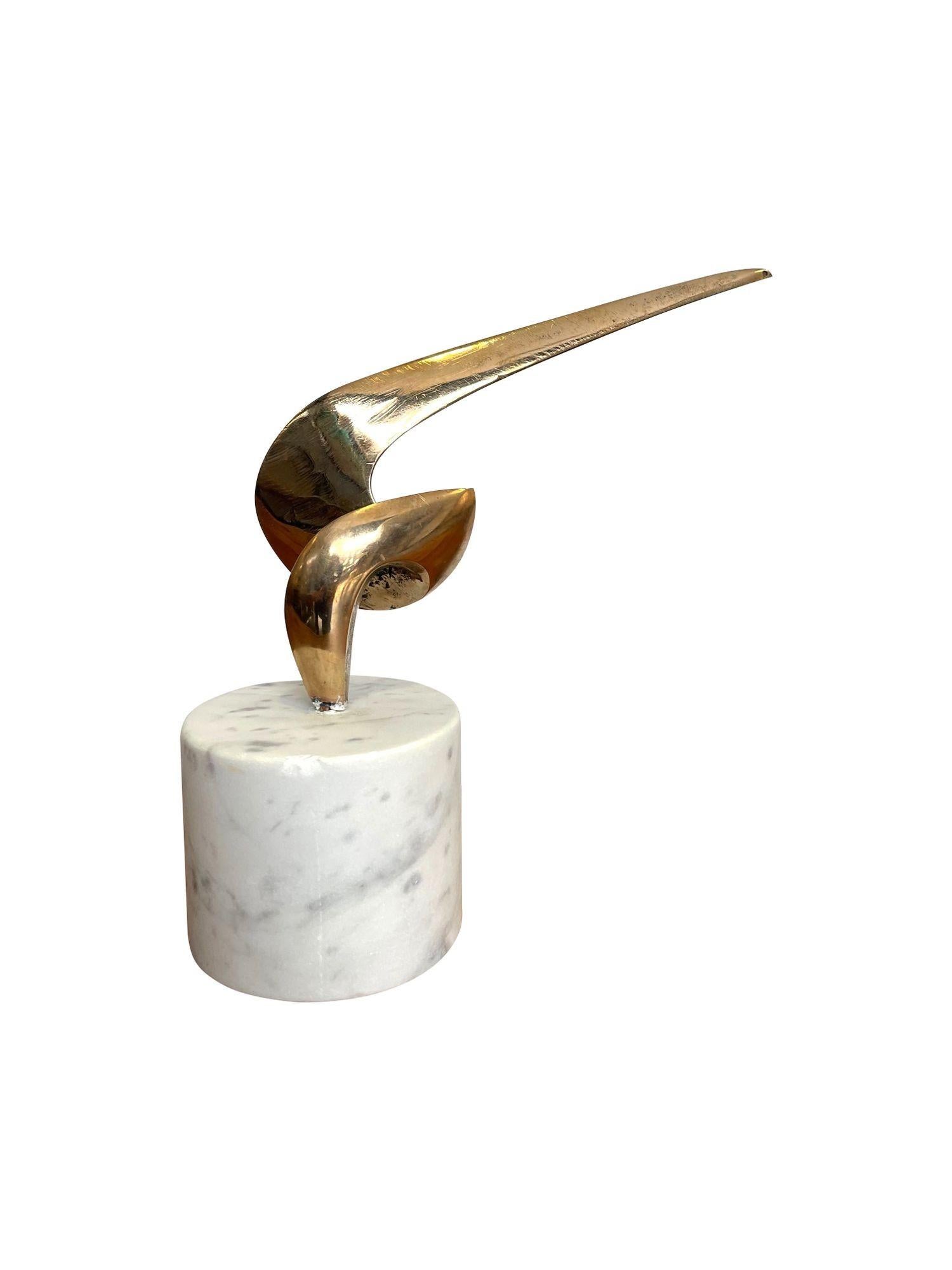 Una scultura astratta in bronzo della metà del secolo scorso montata su una base in marmo di Carrara. in vendita 1