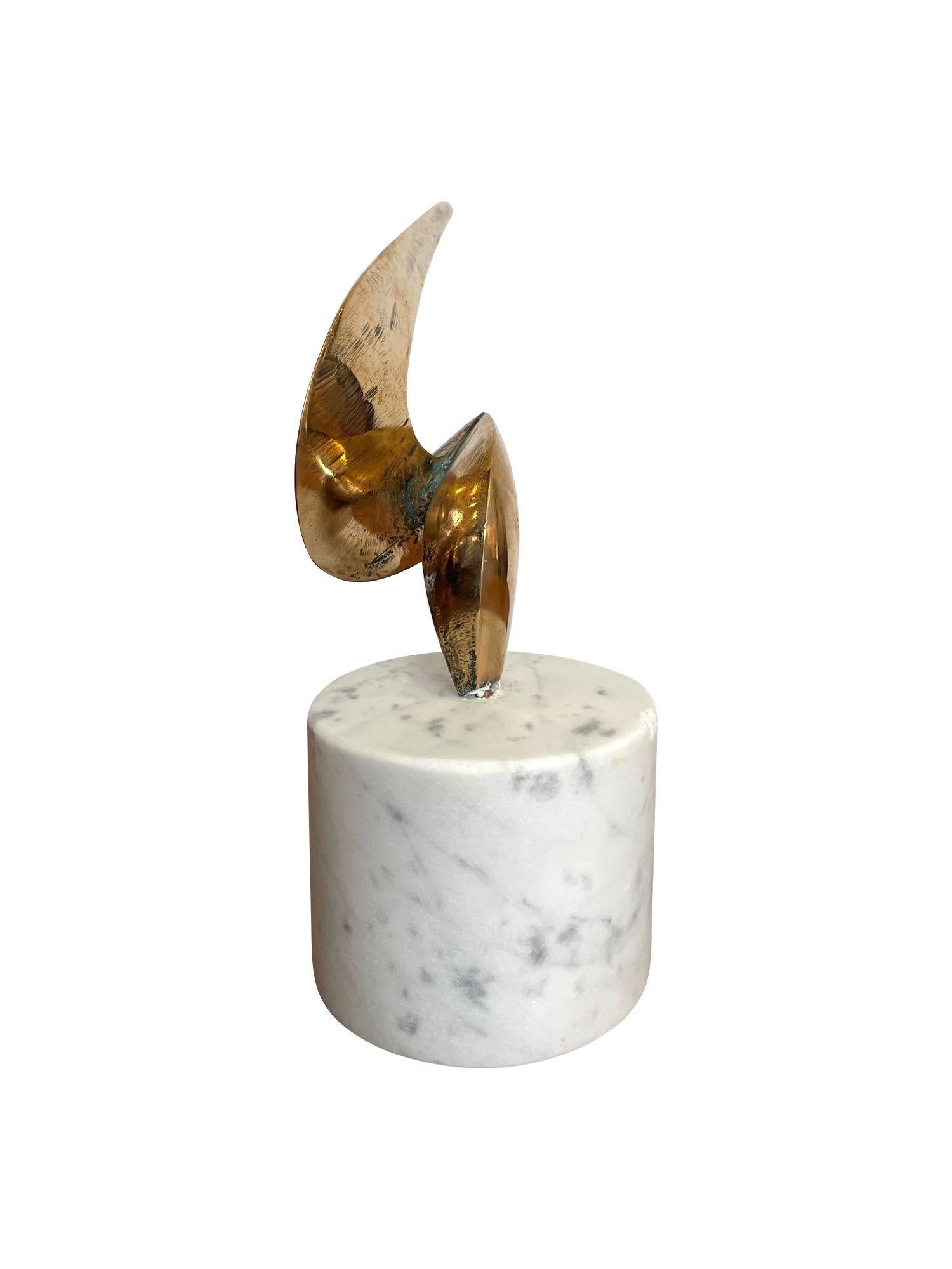 Una scultura astratta in bronzo della metà del secolo scorso montata su una base in marmo di Carrara. in vendita 2