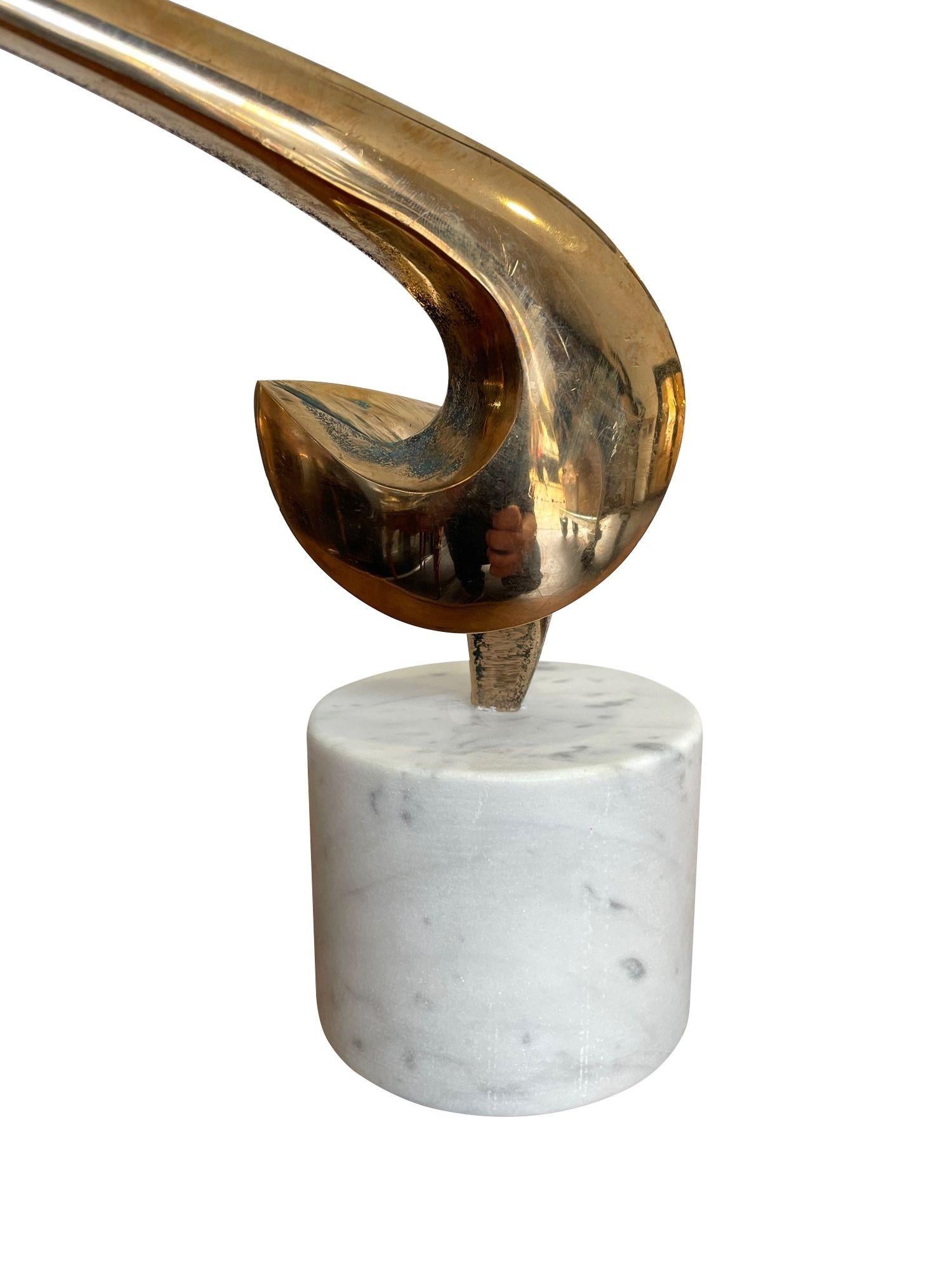 Una scultura astratta in bronzo della metà del secolo scorso montata su una base in marmo di Carrara. in vendita 3