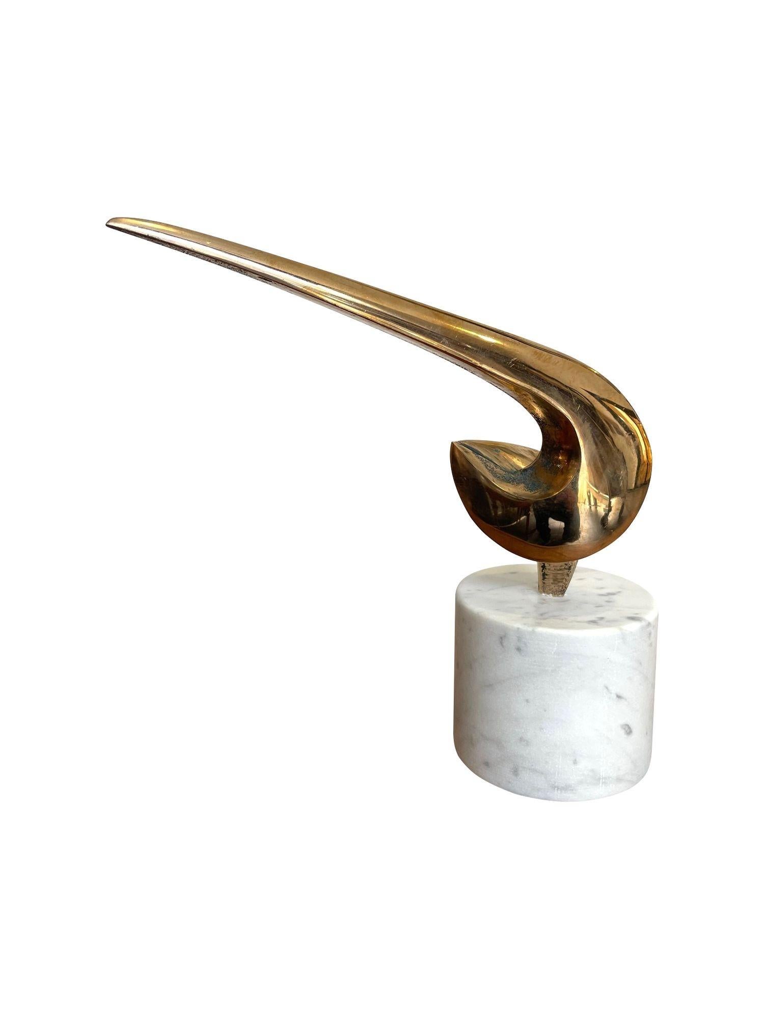 Una scultura astratta in bronzo della metà del secolo scorso montata su una base in marmo di Carrara. in vendita 4