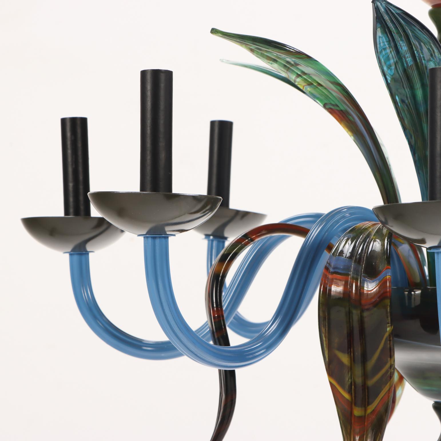 Ein italienischer 8-armiger Kronleuchter aus mehrfarbigem Murano-Glas, ca. 1985. (Italienisch) im Angebot