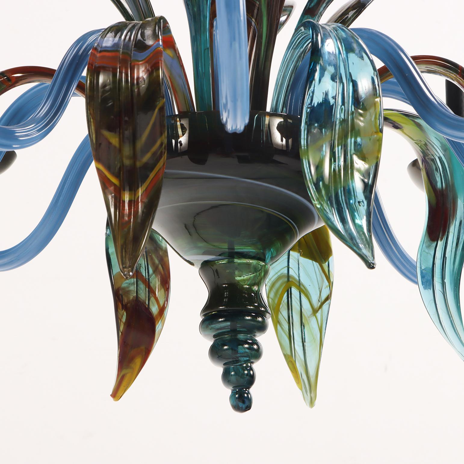 Ein italienischer 8-armiger Kronleuchter aus mehrfarbigem Murano-Glas, ca. 1985. im Zustand „Gut“ im Angebot in Philadelphia, PA