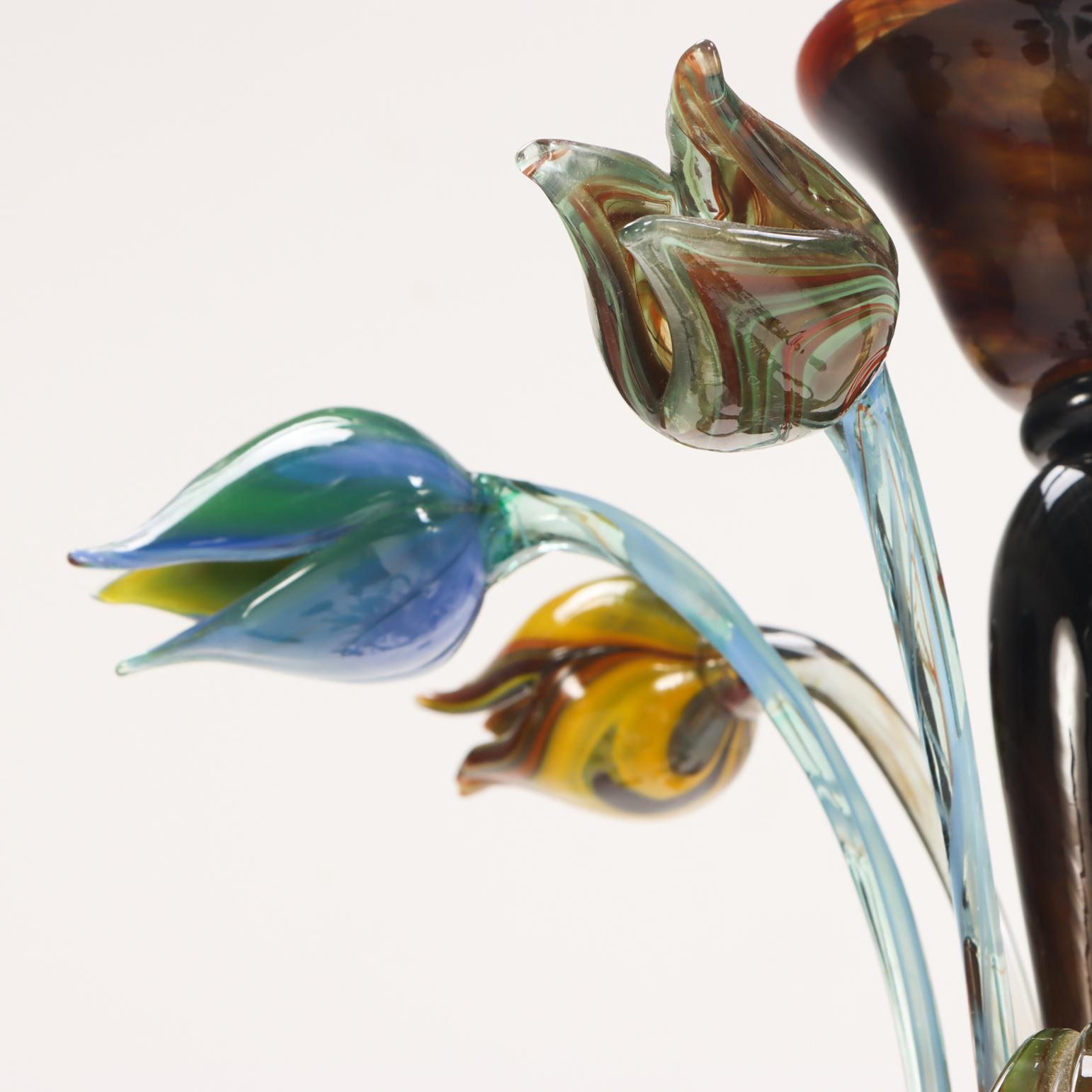 Ein italienischer 8-armiger Kronleuchter aus mehrfarbigem Murano-Glas, ca. 1985. (20. Jahrhundert) im Angebot